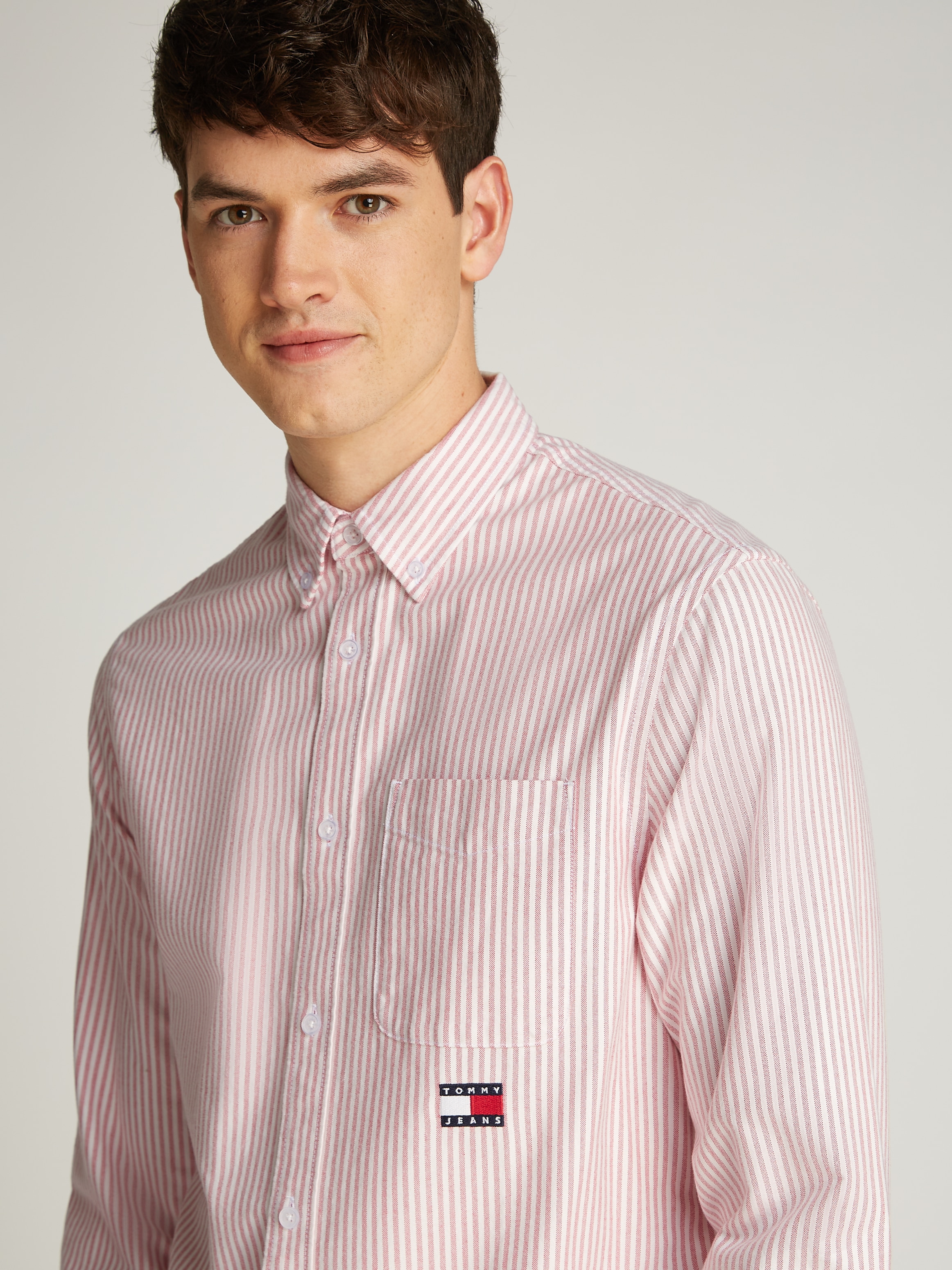 Tommy Jeans Langarmhemd »TJM STRIPE OXFORD SHIRT EXT«, mit Logostickerei
