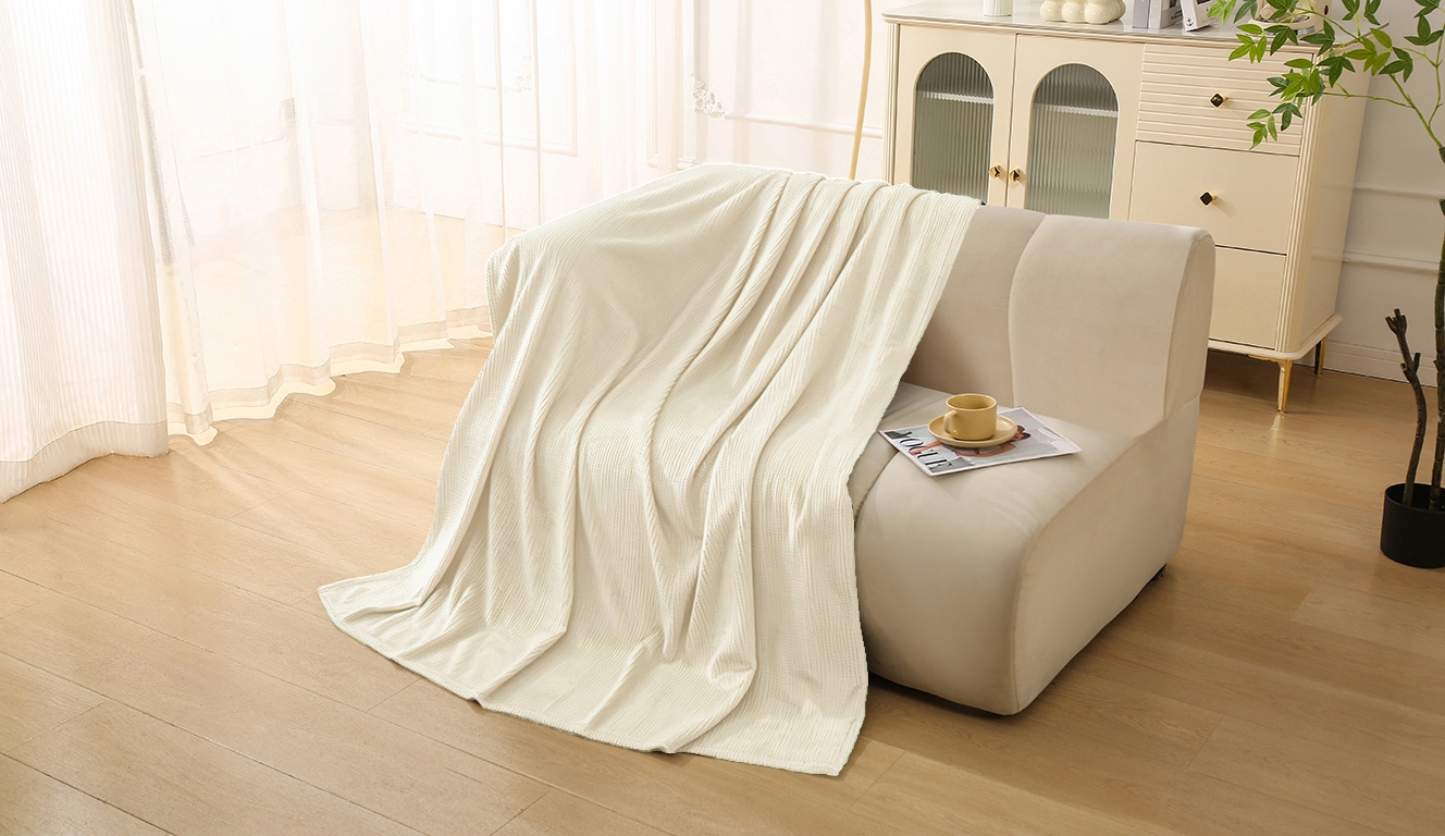 Bruno Banani Wohndecke »Shakira« Weiche Kuscheldecke mit Prägedruck in Waffeloptik, 150x200 cm