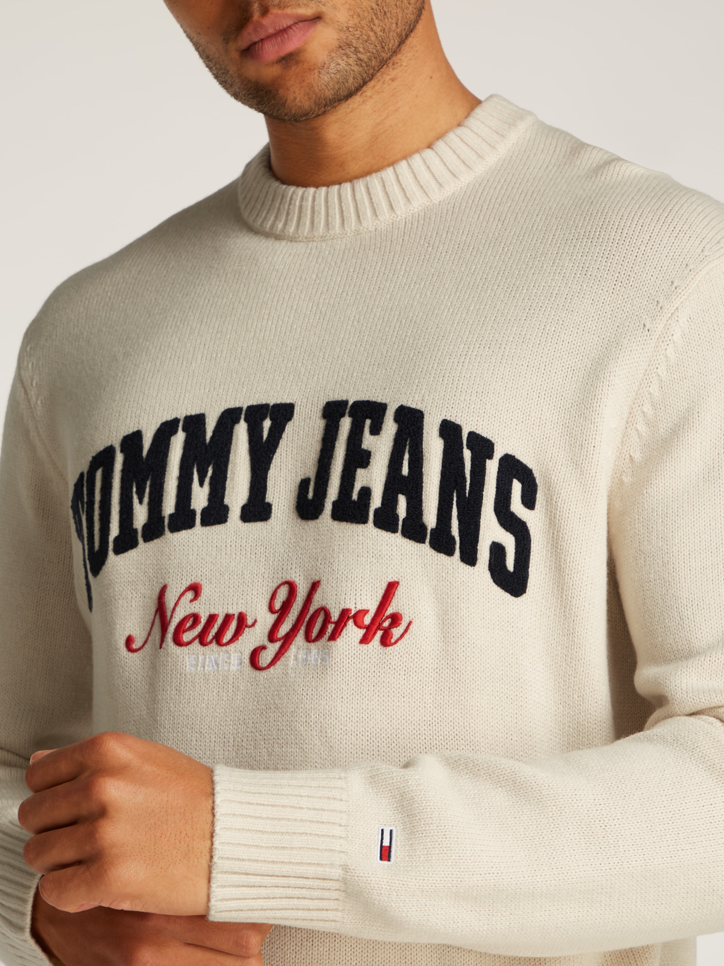 Tommy Jeans Rundhalspullover »TJM REG VARSITY CREW SWEATER EXT«, mit grossem Logo