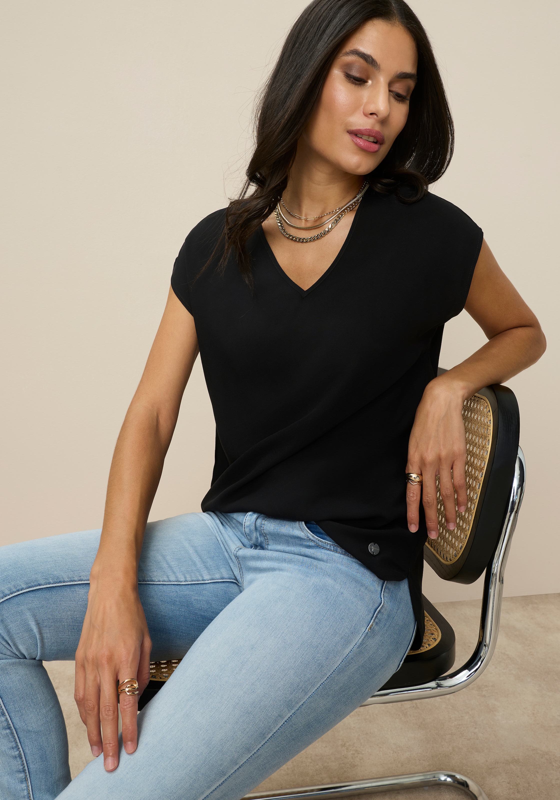 Image of Tamaris Shirtbluse "aus weich fliessender Viskose" in lässiger Form mit V-Ausschnitt