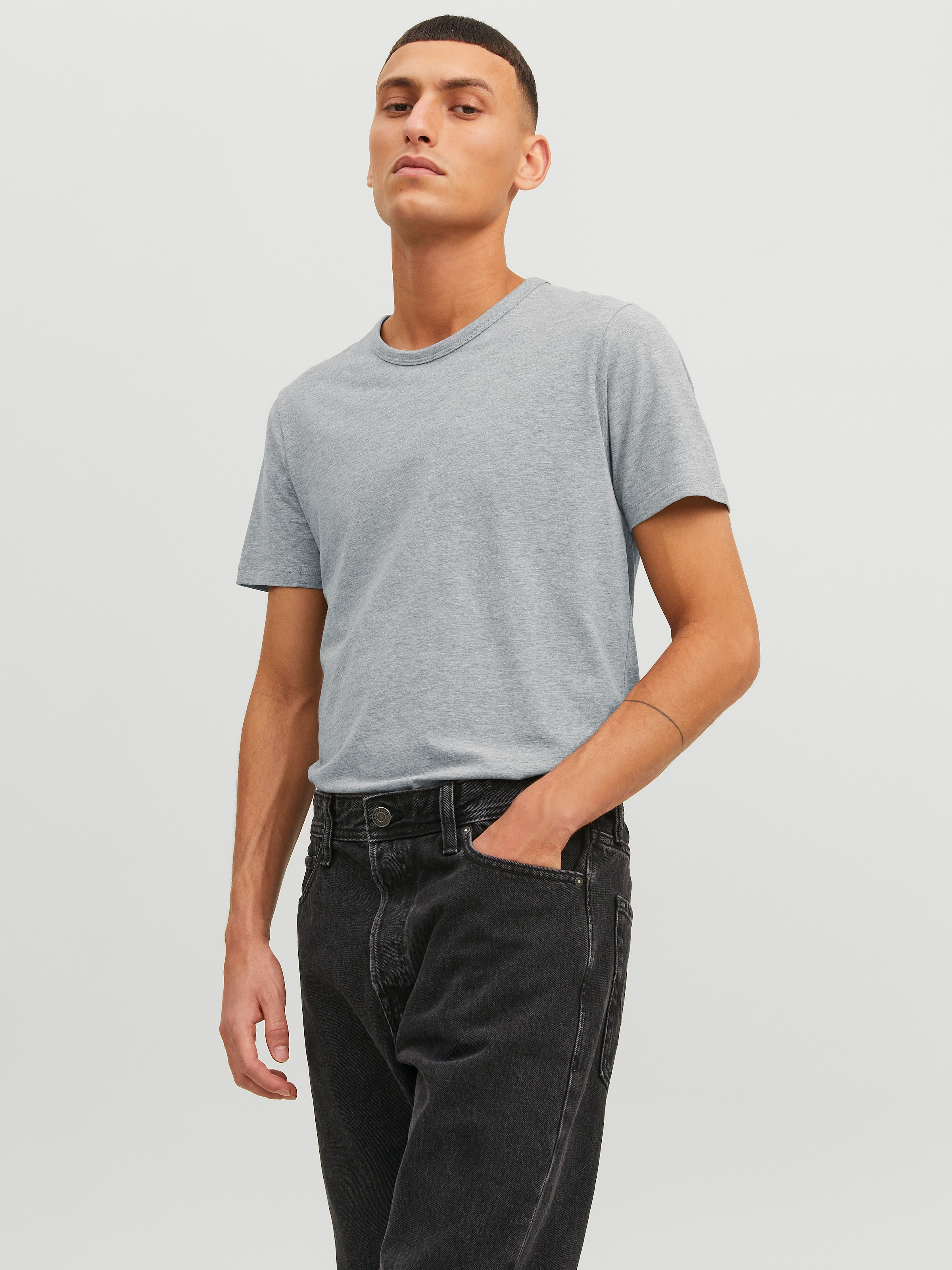 Jack & Jones T-Shirt »JJEBASIC mit schmaler Passform für jeden Tag« unifarben, modisch, schmal, Baumwollmischung, Rundhals