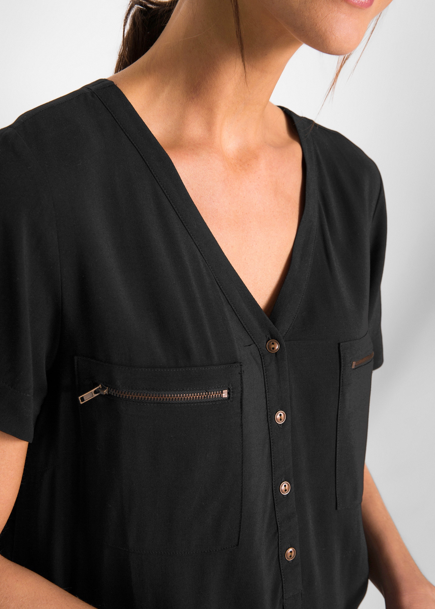 bonprix Blouse à manches courtes mit kurzem Arm, aus Viskose, mit V-Ausschnitt, lockere Passform