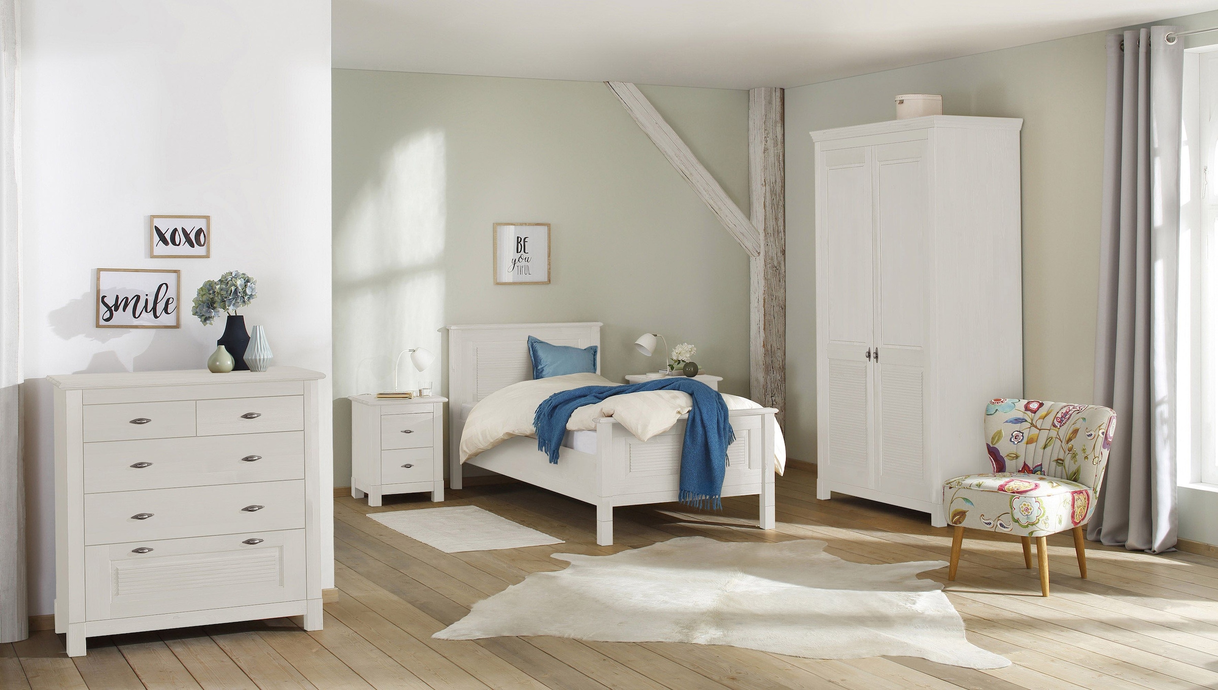 Home affaire Kleiderschrank »Rauna, mit Lamellen und Kassetten, klassischer Landhausstil, rustikal«, (2 Breiten: 113/159 cm H/T ca. 195/60 cm), massive Kiefer, Metallgriffe, mehrere Varianten, zeitloses Design