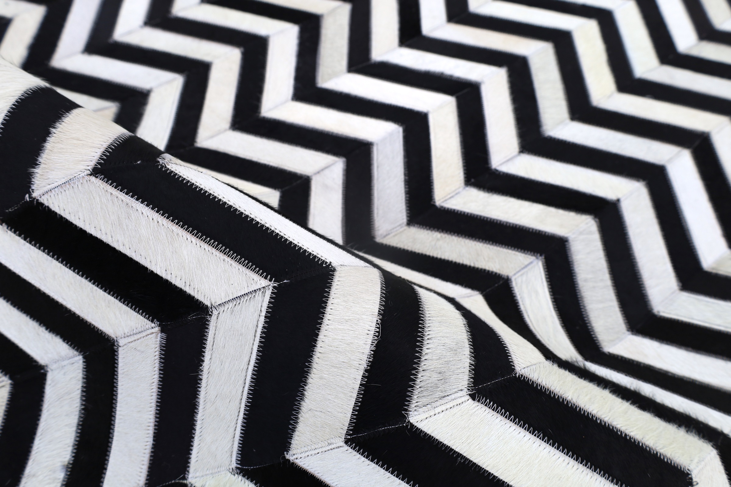 Myflair Möbel & Accessoires Tapis en fourrure »ZEBRA EDGE, echtes Rinderfell« Rectangulaire 10 mm Höhe fait main, produit naturel, motif en zigzag, structure naturelle