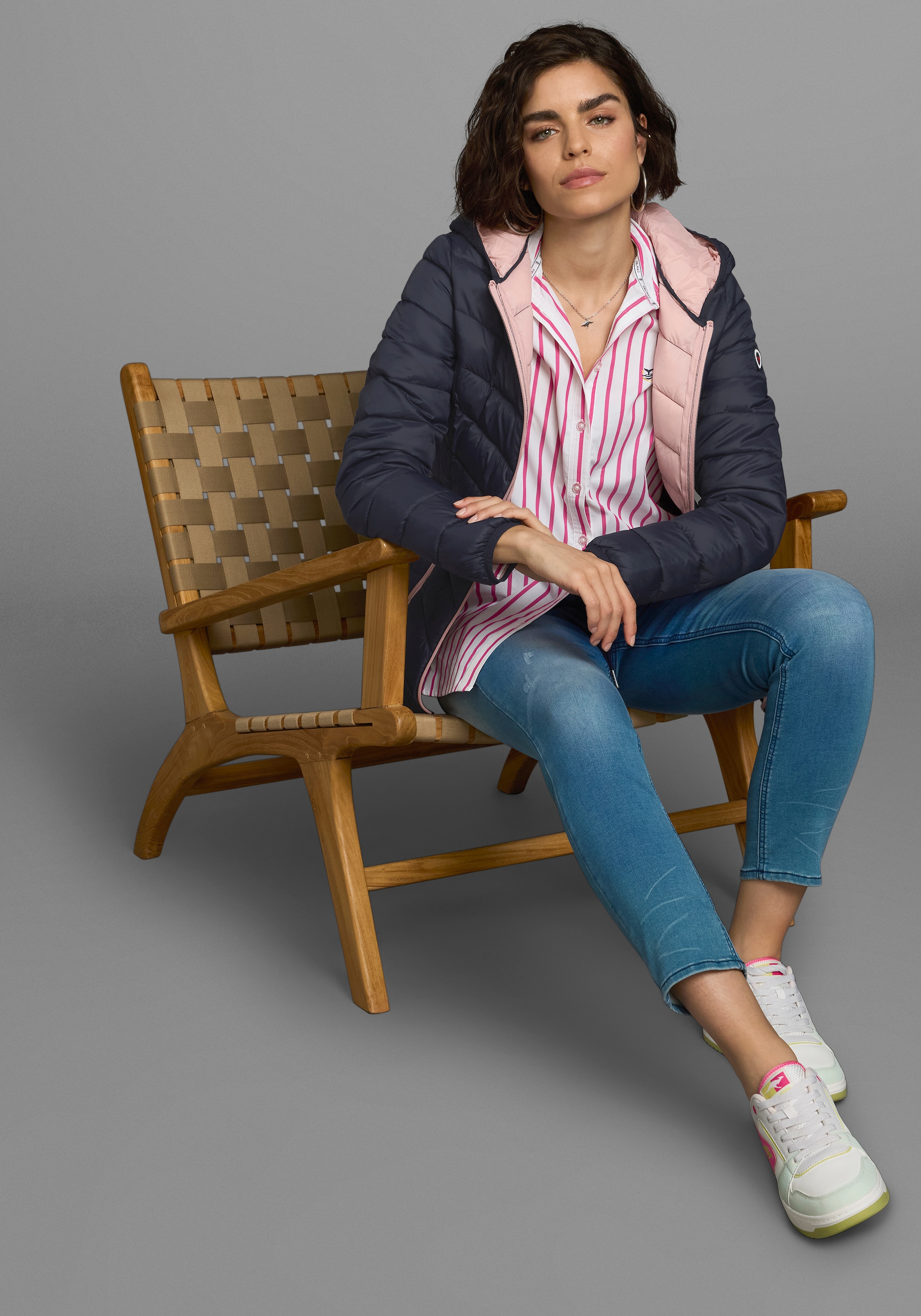 KangaROOS Steppjacke, mit Kapuze, mit kontrastfarbenen Details