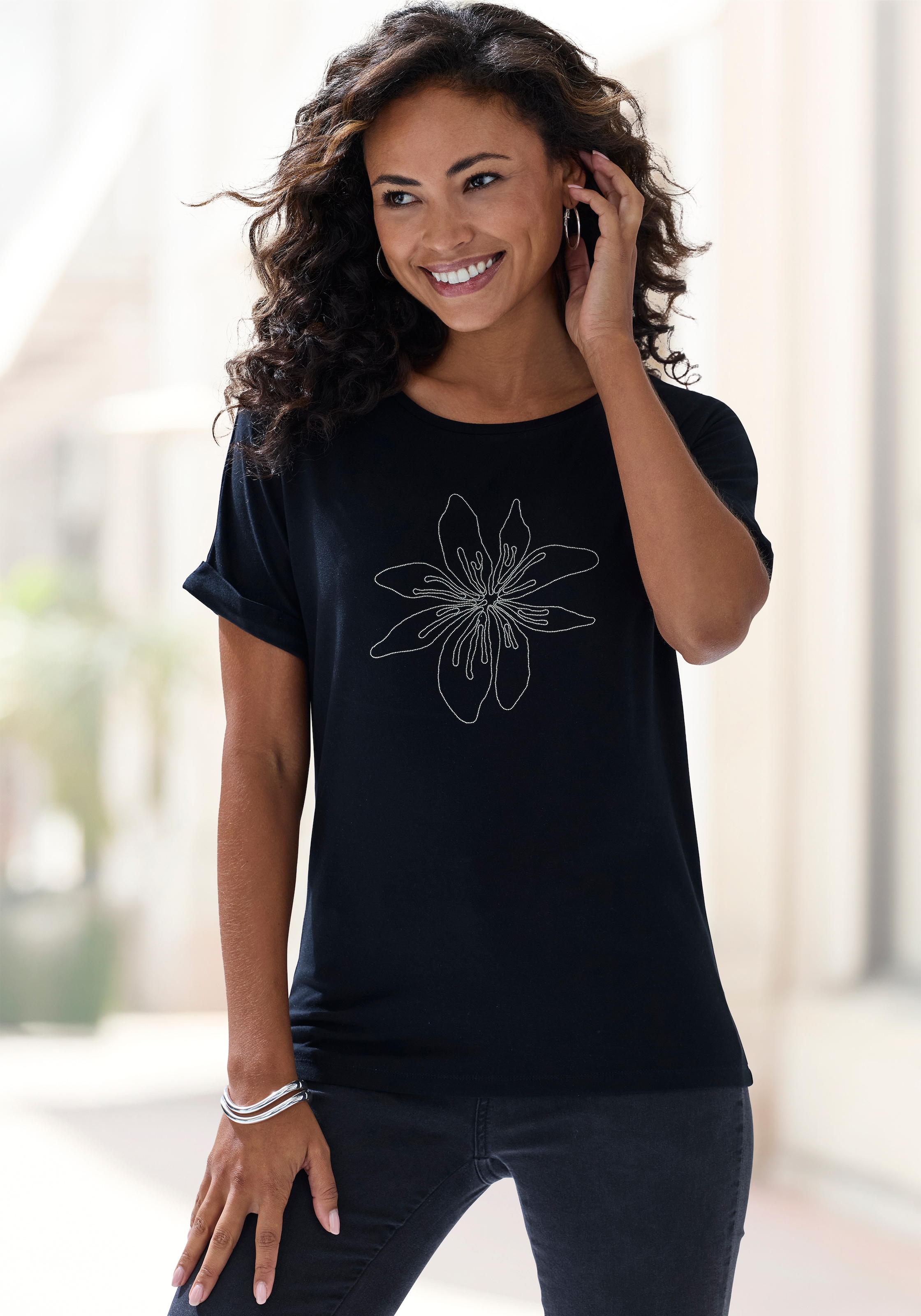 Image of LASCANA T-Shirt "mit appliziertem Blumen-Design" aus hochwertiger Viskose-Qualität