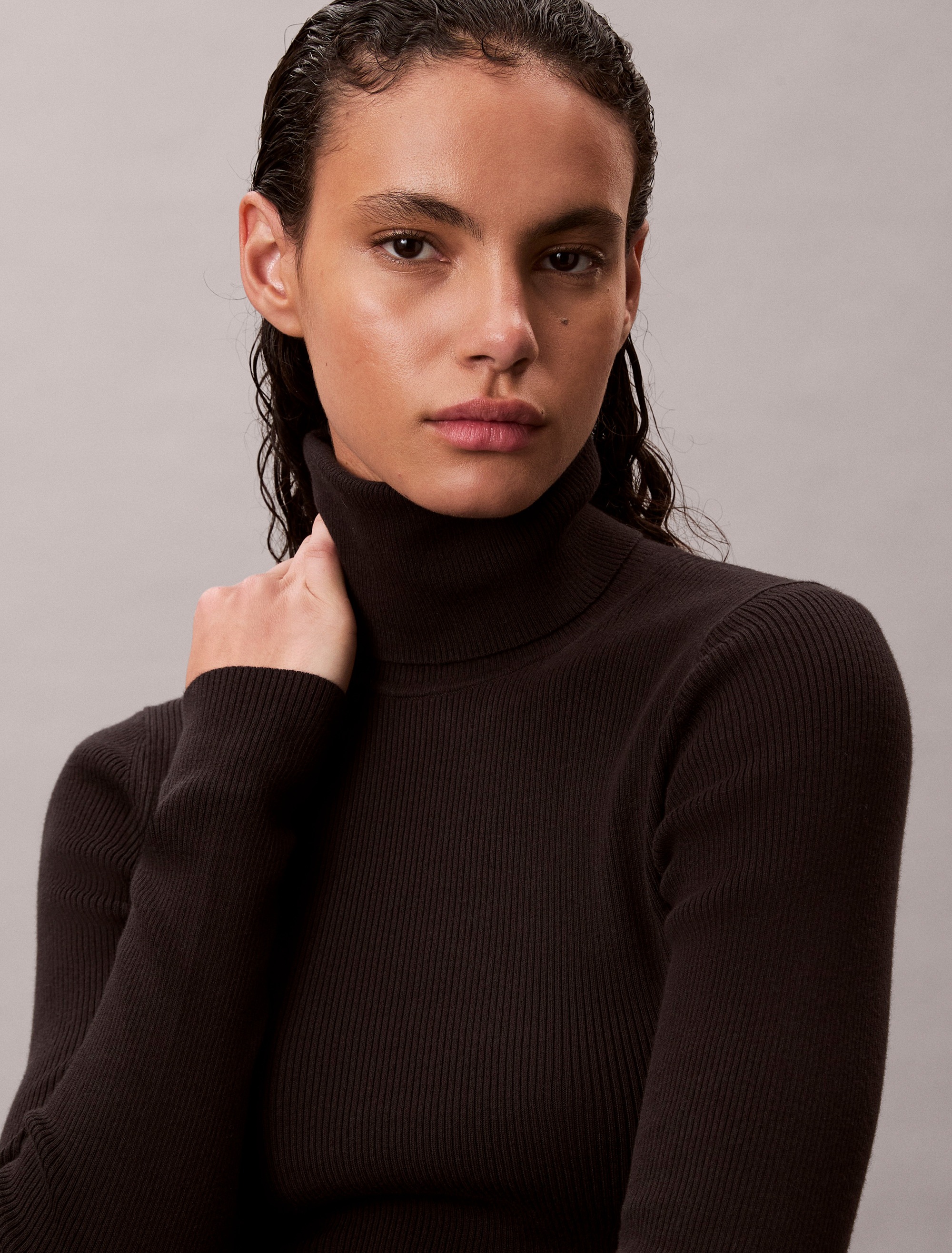 Calvin Klein Jeans Rollkragenpullover Rippstrick, figurbetonte Passform, Markenlabel