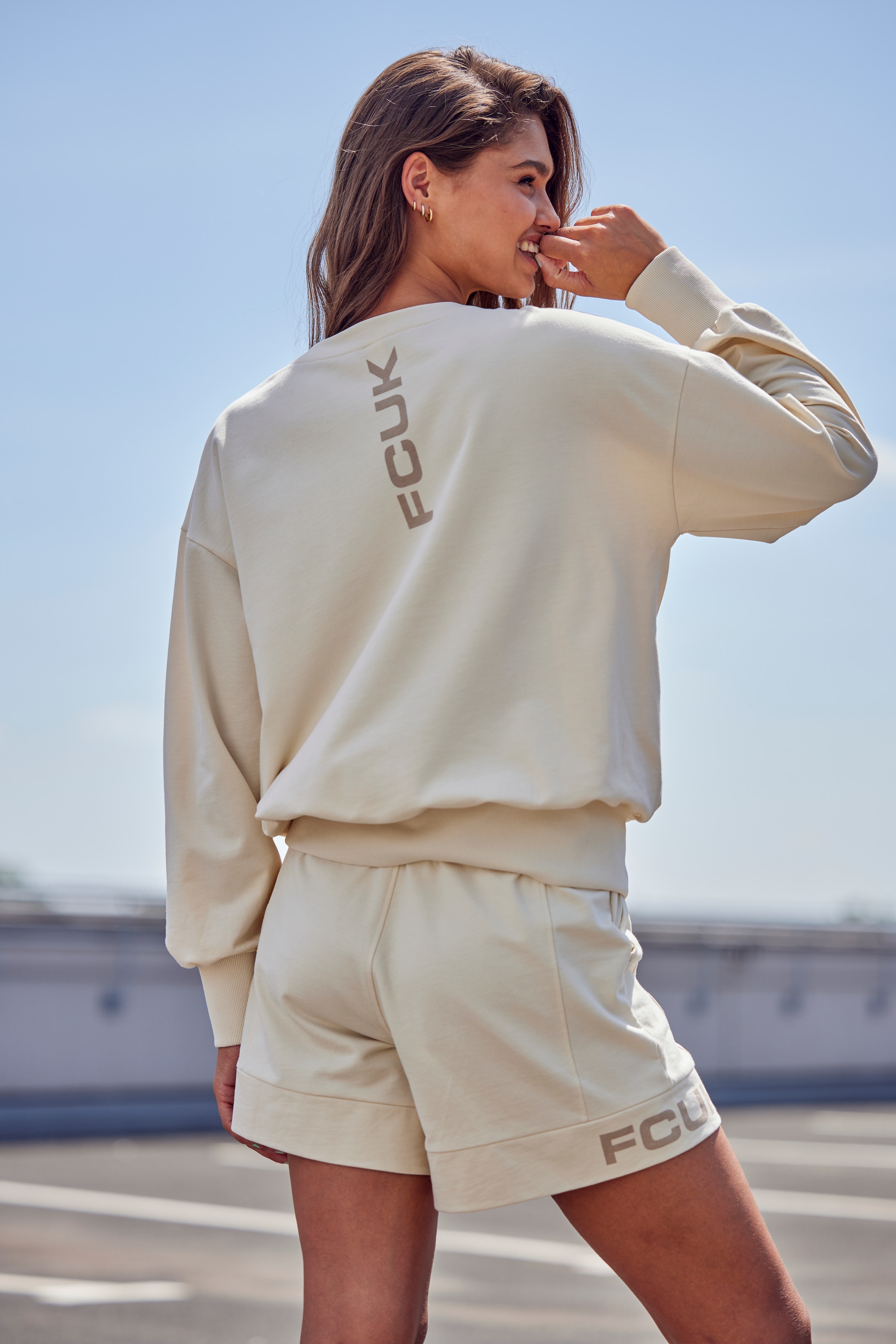 FCUK Sweatshorts, mit Längsteilungsnaht und Logoschriftzug, Loungewear