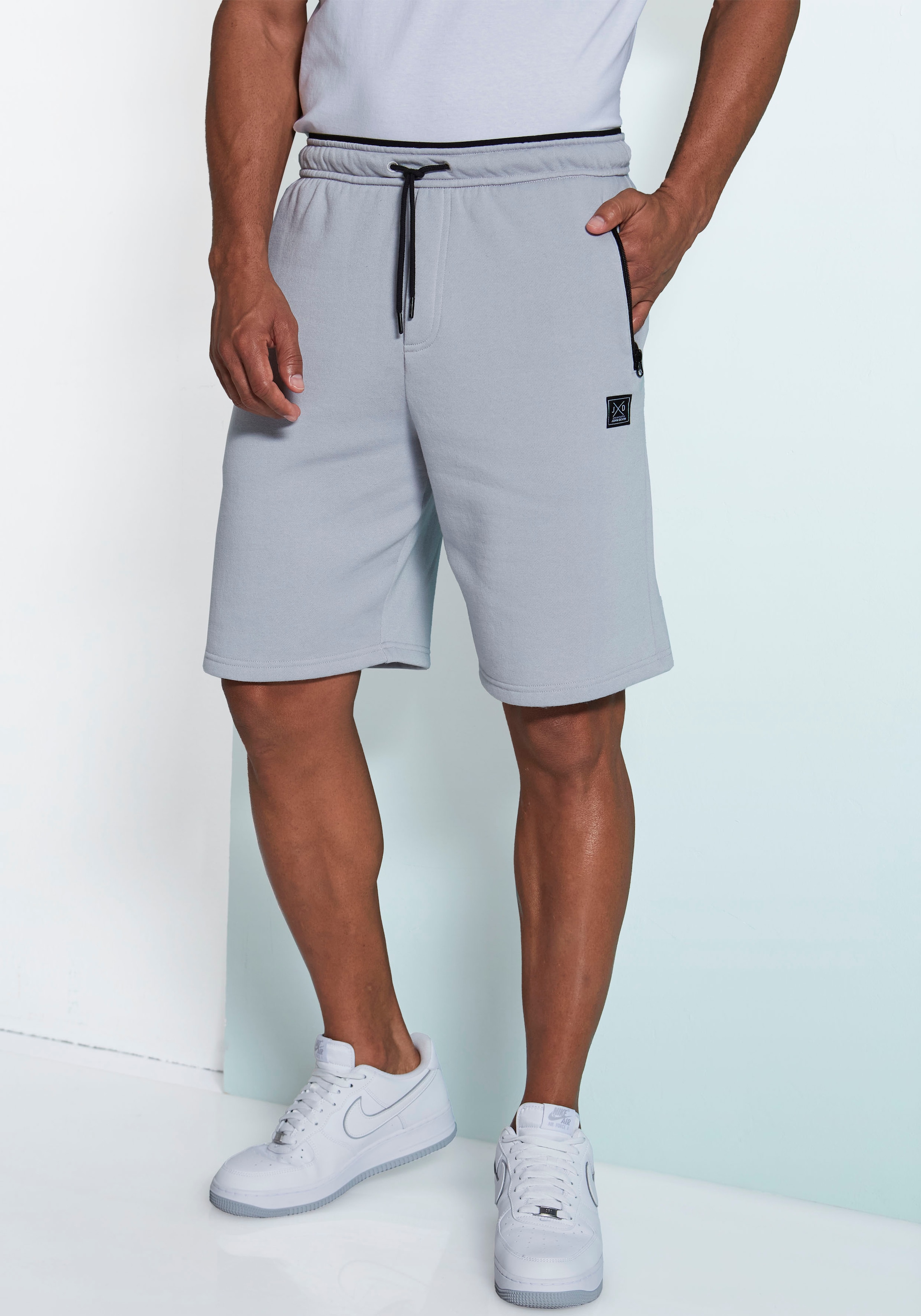 Sweatshorts, seitliche Taschen mit schwarzem Reissverschluss