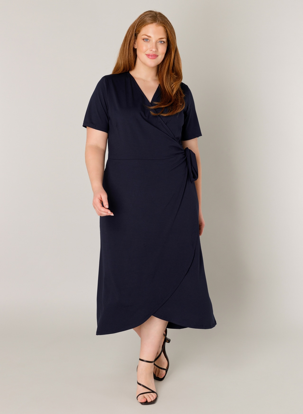 Base Level Curvy Wickelkleid »Abbie«, Weich fliessende Viskose-Mischqualität
