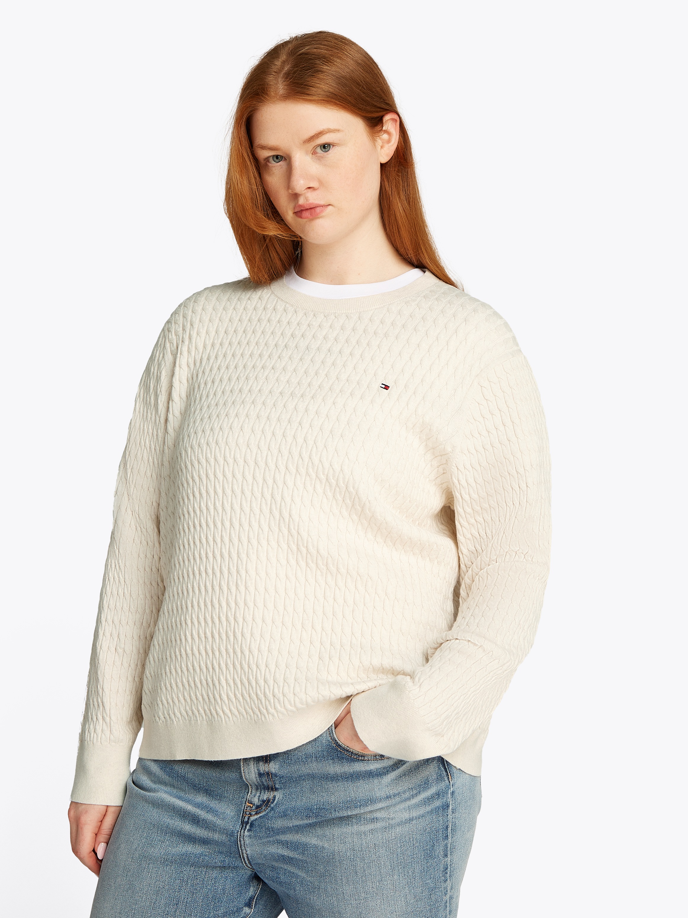 Tommy Hilfiger Curve Rundhalspullover »CRV CO CABLE C-NK LS SWEATER«, in Grossen Grössen, Zopfmuster, Logostickerei