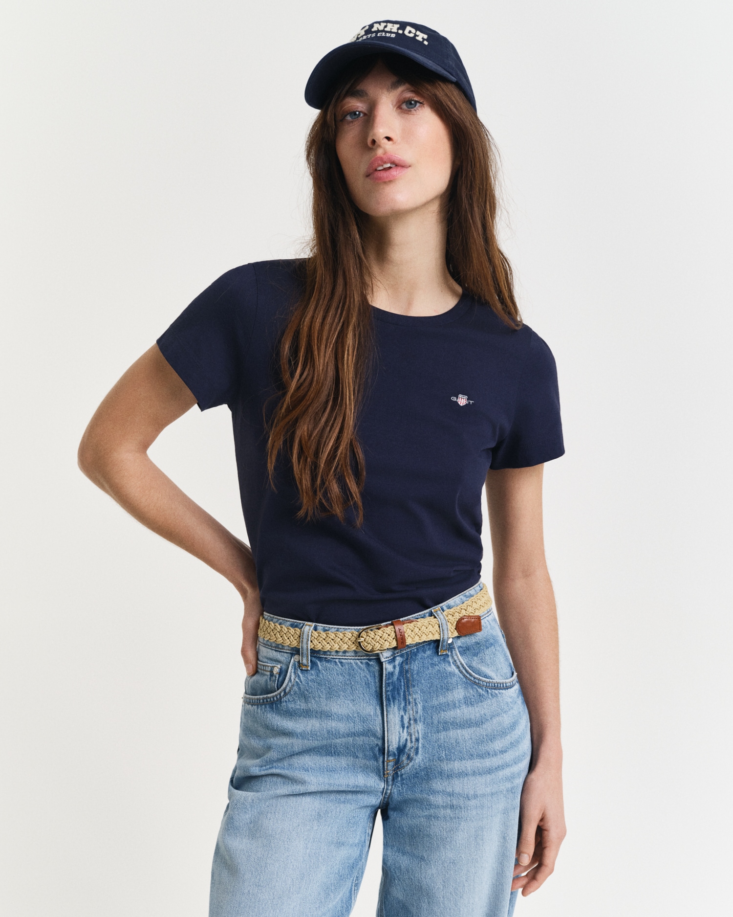 Gant T-Shirt »REG SHIELD KA T-SHIRT« mit einer kleinen aufgestickten Wappen-Grafik auf der Brust