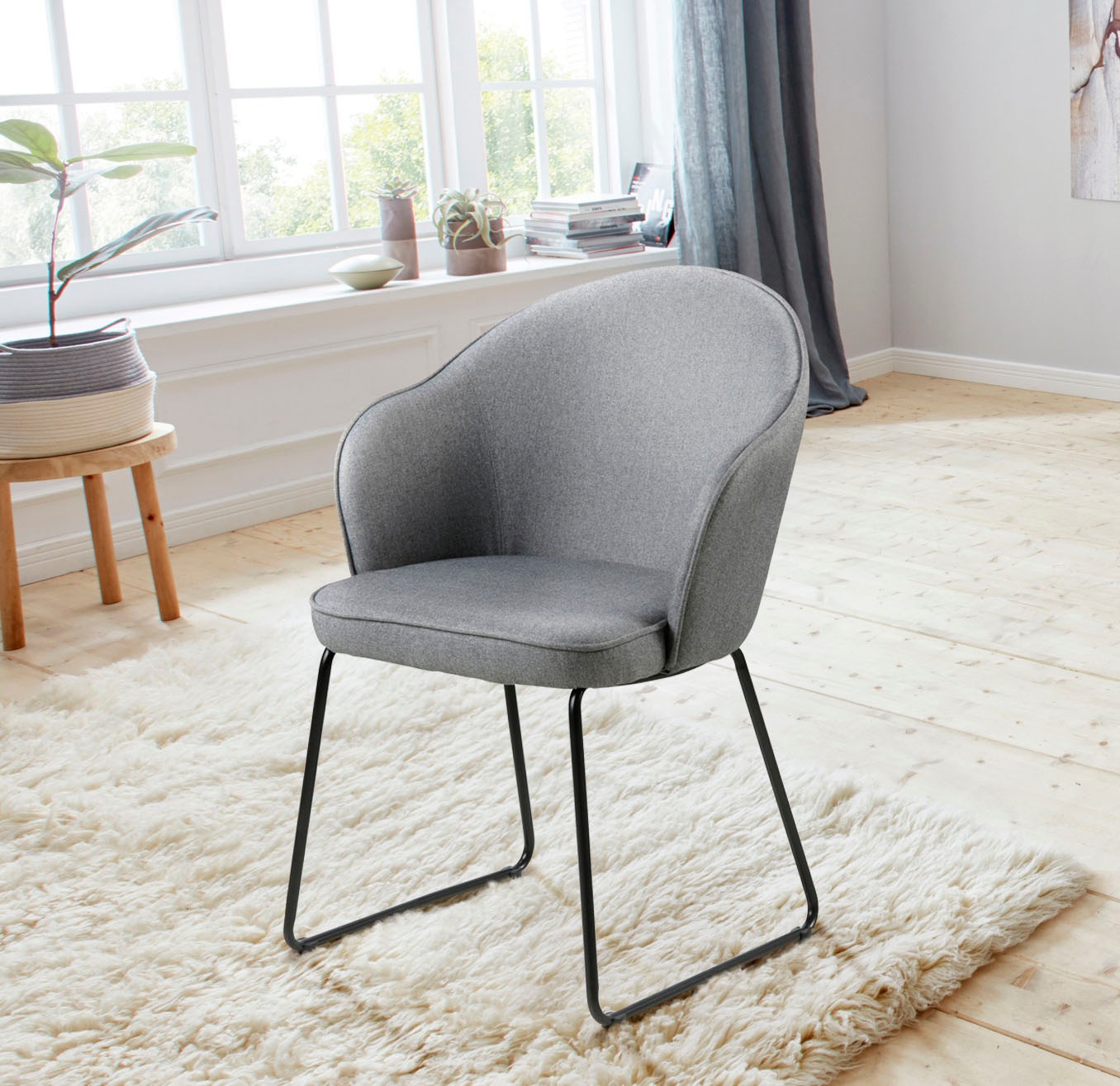 Image of andas Esszimmerstuhl »Minna«, Webstoff, in zwei verschiedenen Bezugsqualitäten, mit schwarzem schönem Metallgestell, Sitzhöhe 47 cm bei Ackermann Versand Schweiz