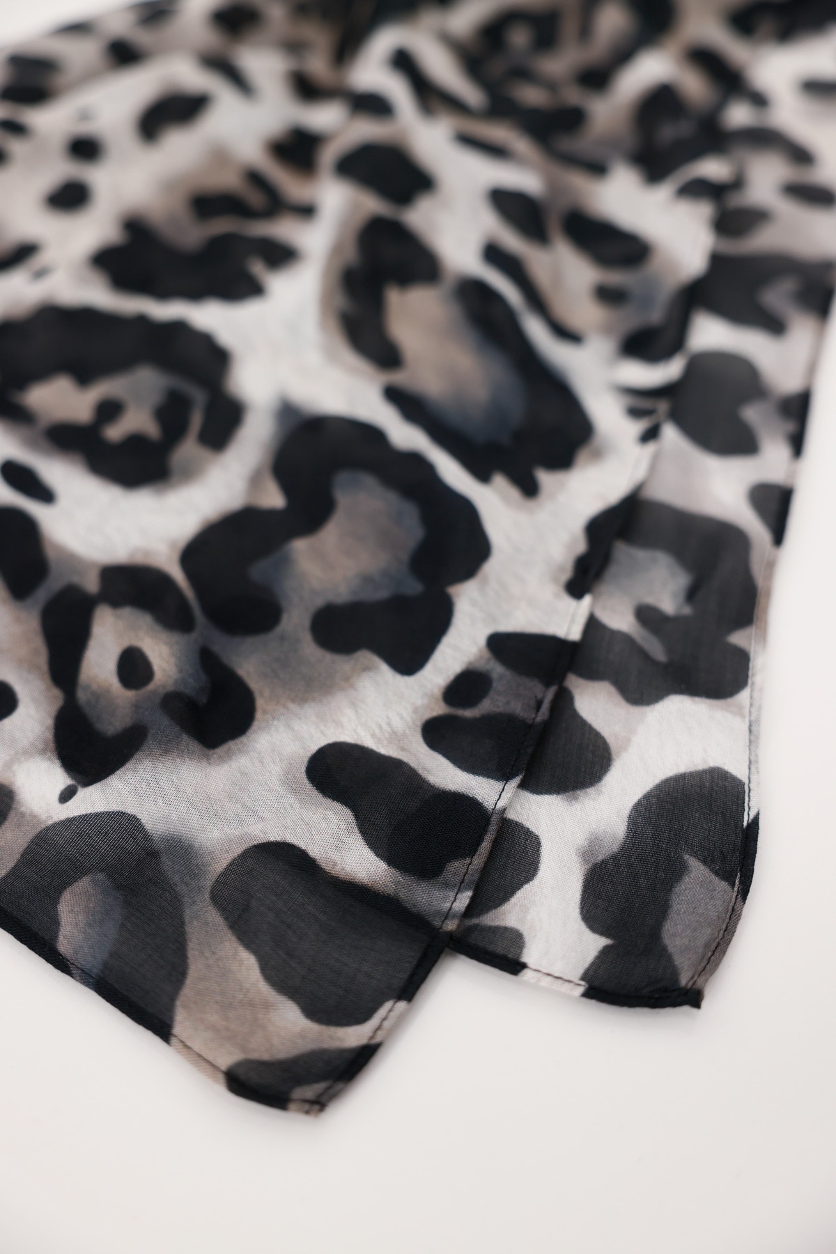 Monari Modetuch »Schal/Tuch Leodruck allover« Regular fit mit Leomuster