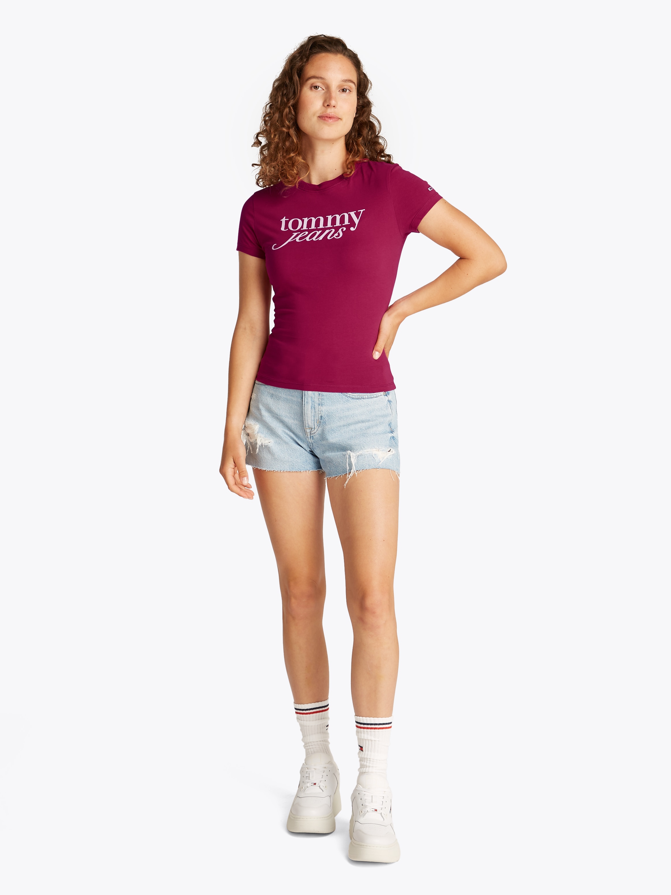 Tommy Jeans Curve Rundhalsshirt »Shirt TJW SLIM ESSENTIAL«, in Grossen Grössen, Logo-Print auf Brusthöhe, mit Logostickerei