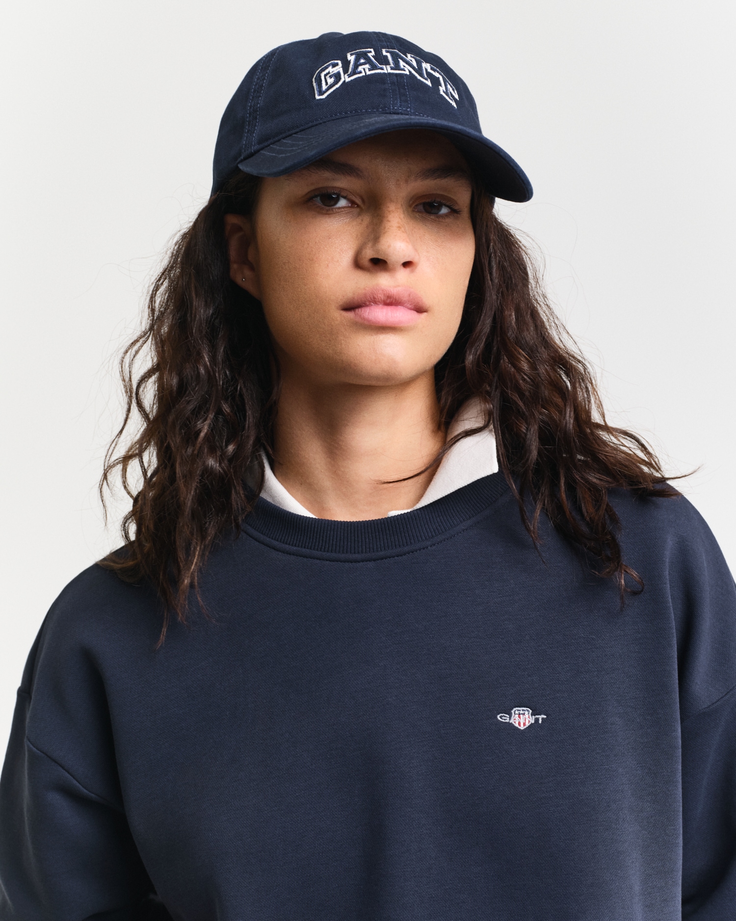 Gant Sweatshirt »SHIELD C-NECK SWEAT«, Grafische GANT-Stickerei auf der Brust