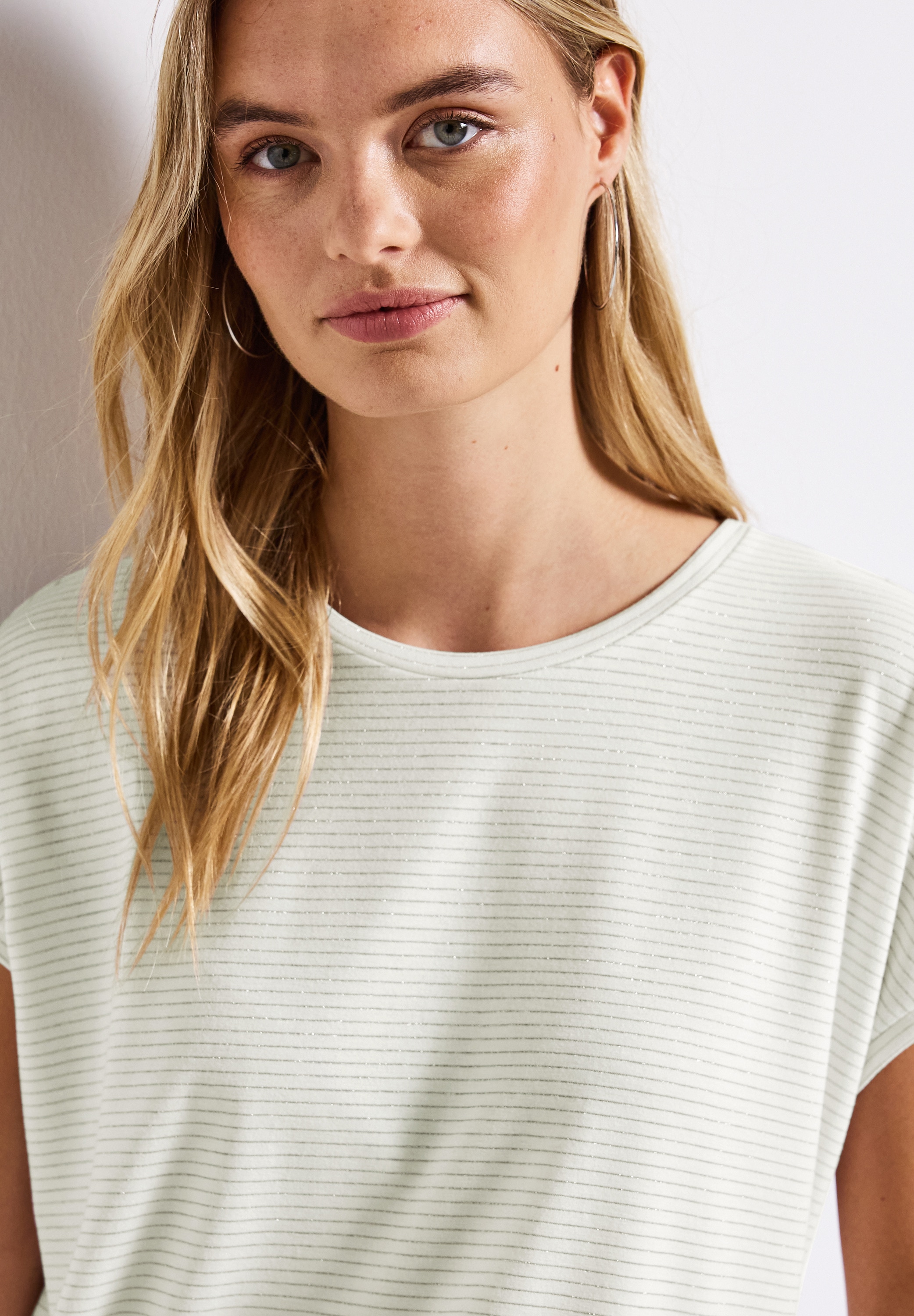 STREET ONE Rundhalsshirt, mit glitzernden Streifen