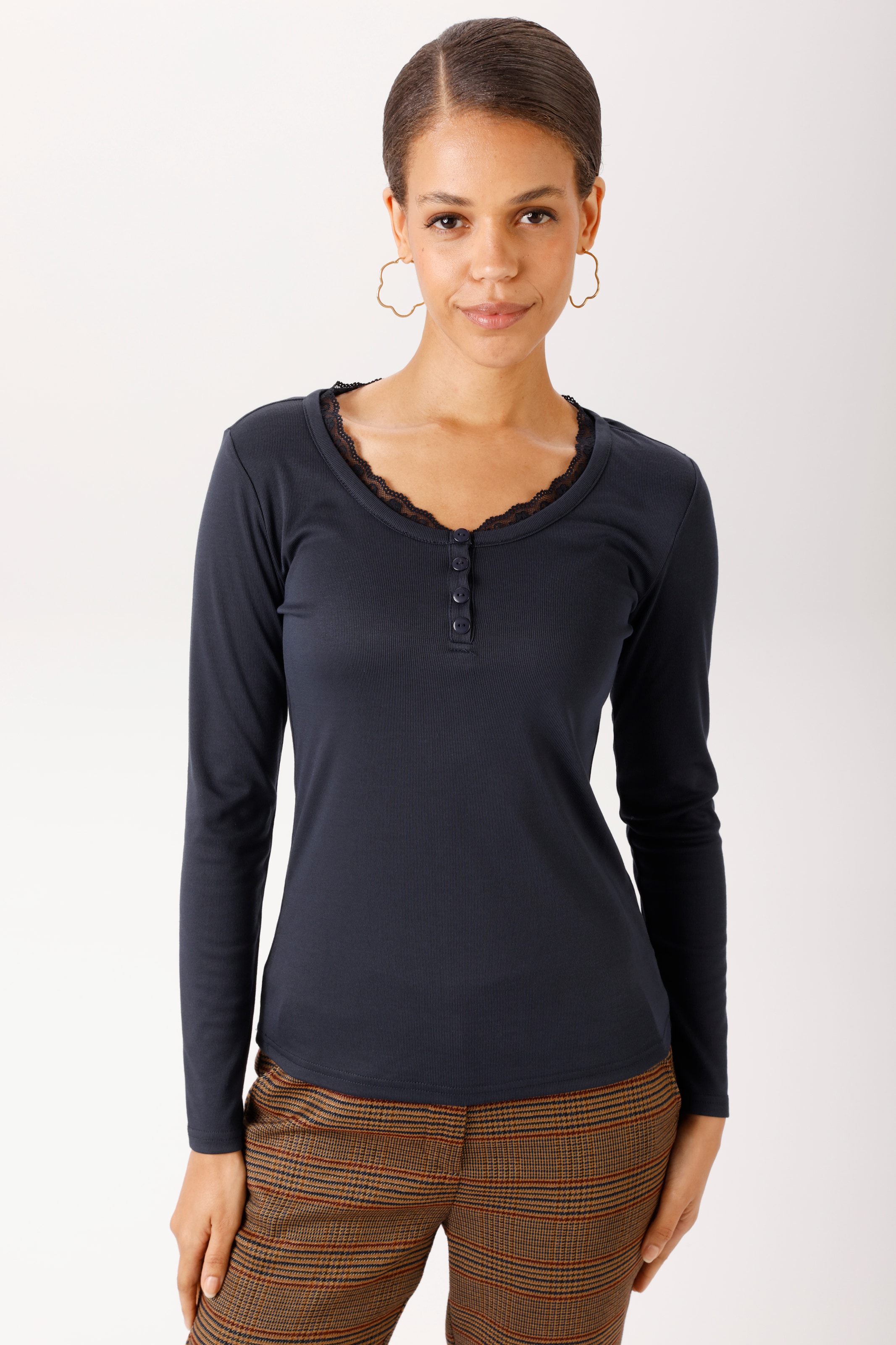 Image of Aniston CASUAL Langarmshirt mit gewellter Spitze am Rundhals-Ausschnitt - NEUE KOLLEKTION