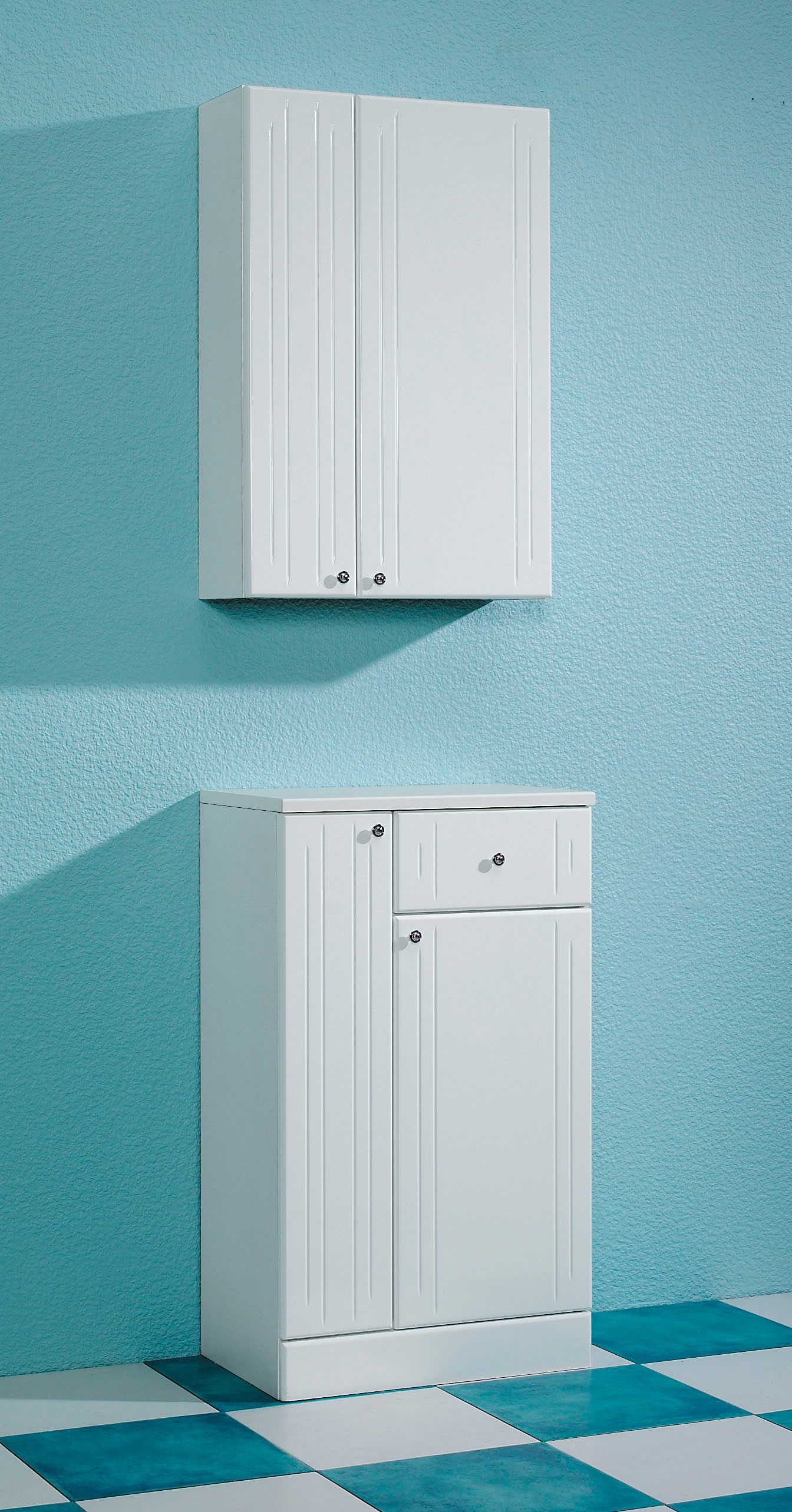Saphir Hängeschrank »Quickset 955 Wand-Badschrank 50 cm breit mit 2 Türen, 2 Einlegeböden« Badezimmer-Hängeschrank, Weiss Hochglanz, Griffe in Chrom Glanz