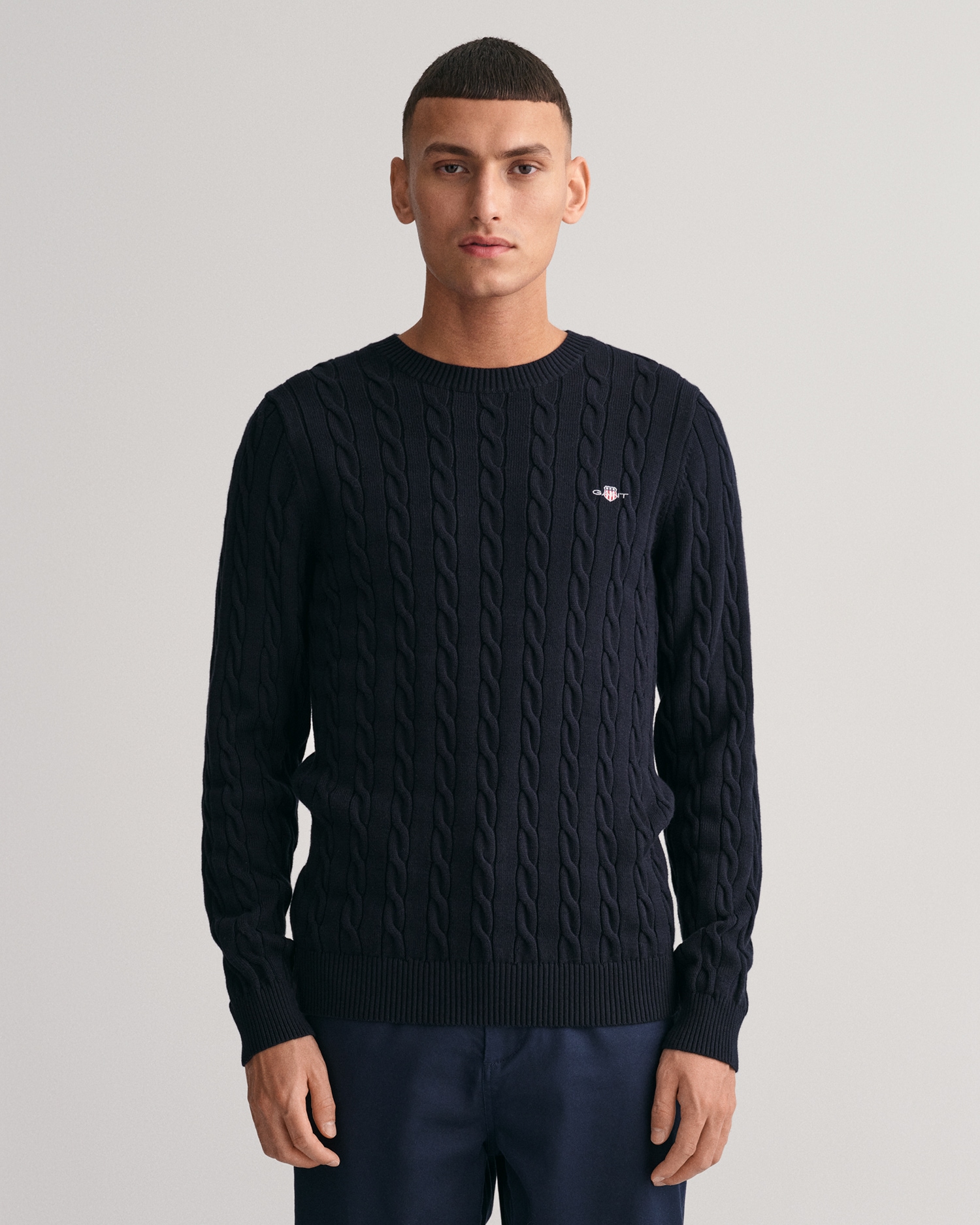 Gant Strickpullover »COTTON CABLE C-NECK« mit Wappen-Logostickerei auf der Brust