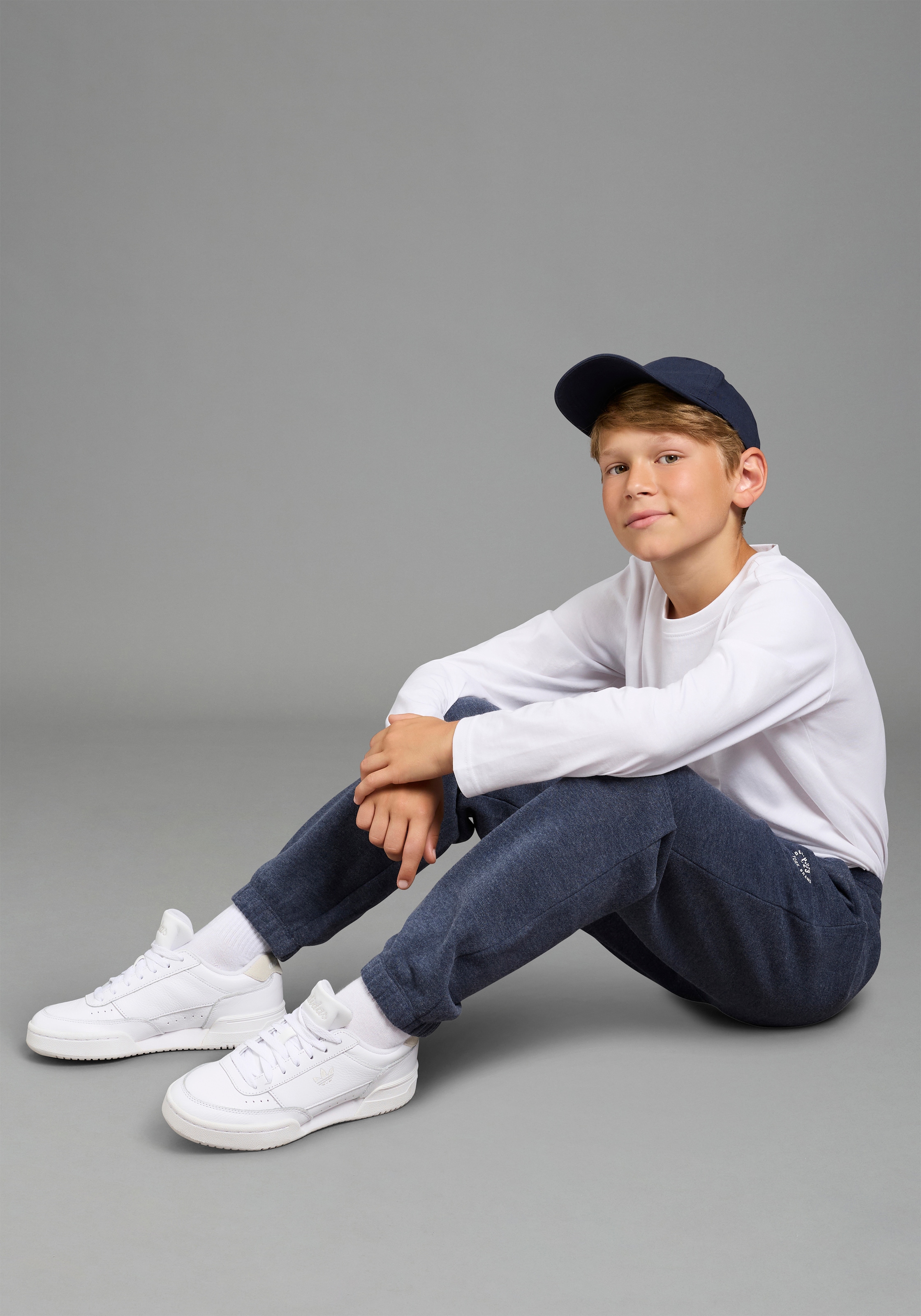 H.I.S Pantalon sweat »Basic Sweatshose, Jogginghose für Jungen«  pour TEENS. pantalon sweat avec petit badge