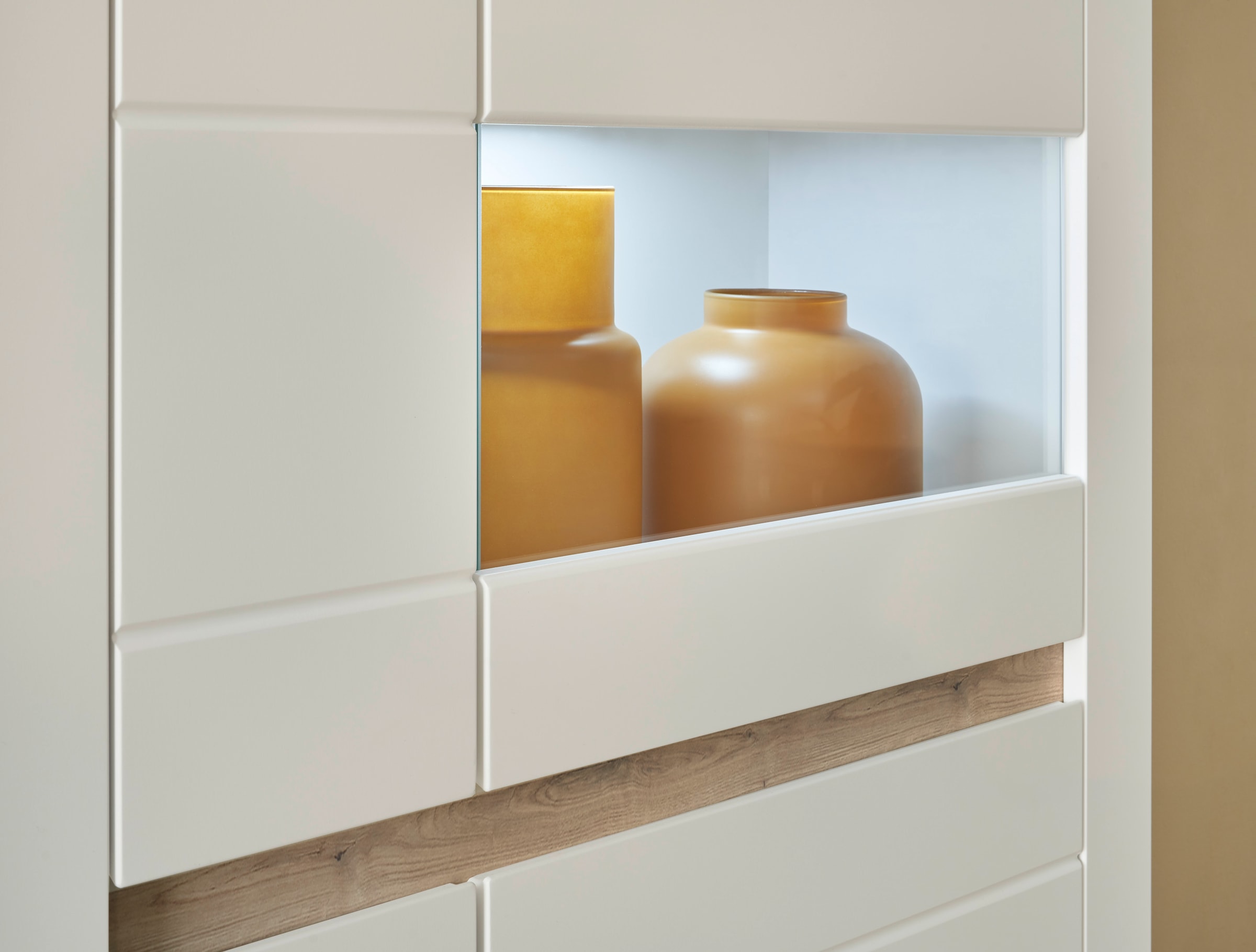 INOSIGN Vitrine »Chester, Hochschrank mit Stauraum, Glasvitrine, Anrichte, Weiss Matt«, (1 St.), austauschbare Blende in der Griffleiste, zeitloses Design, 85 cm breit