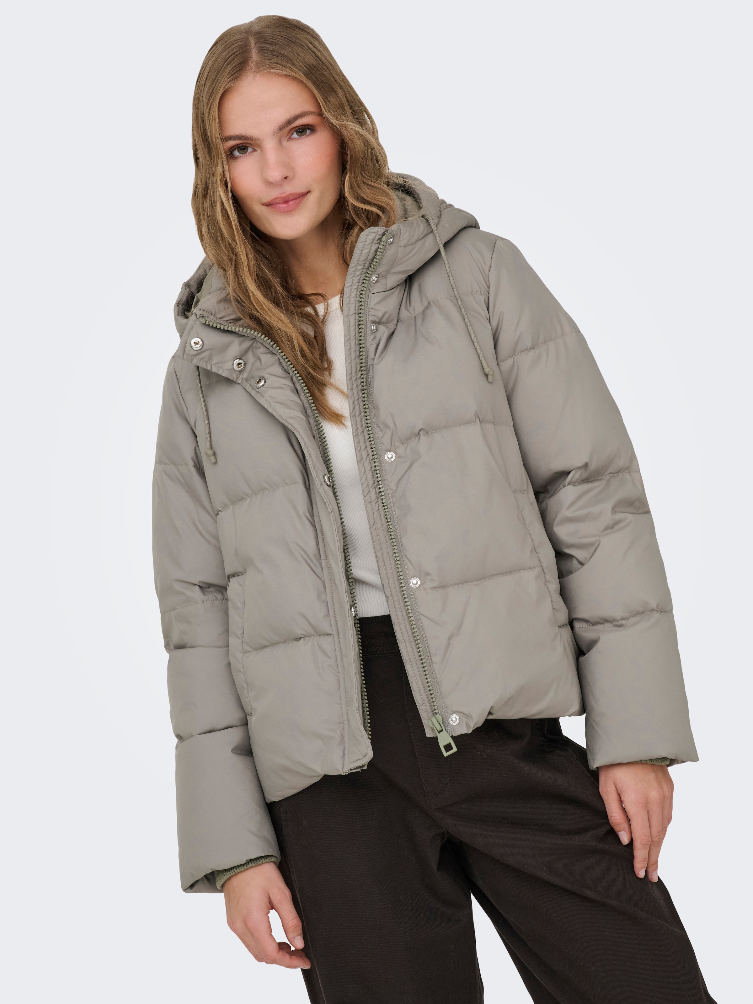 ONLY Veste matelassée »ONLALICE SHORT DOWN JACKET NOOS OTW« mit Kapuze