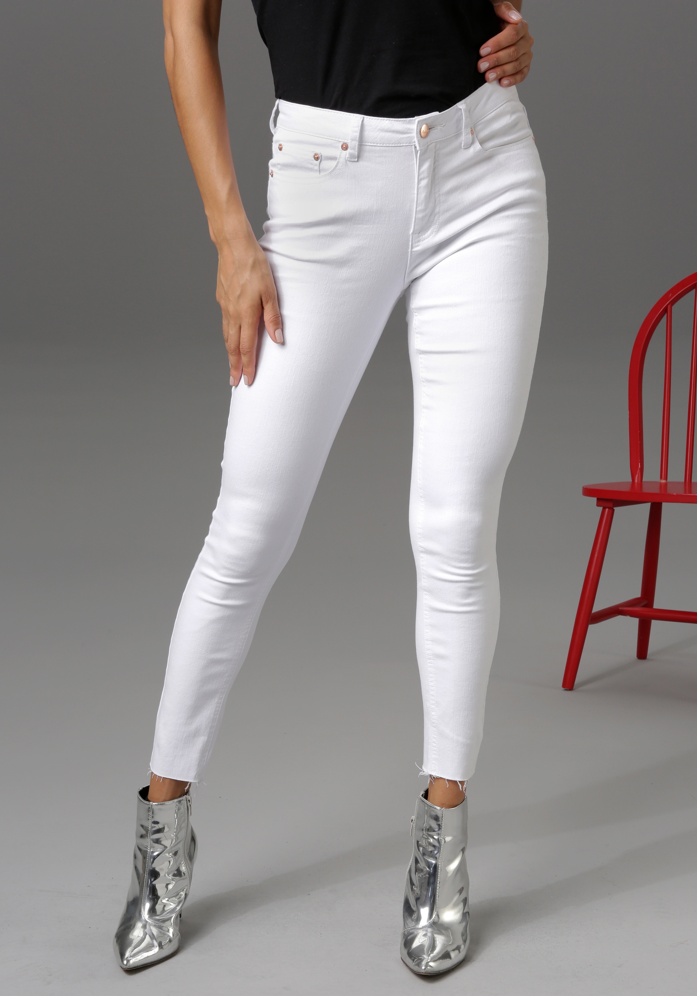 Skinny-fit-Jeans, regular waist - mit ausgefransten Beinabschluss