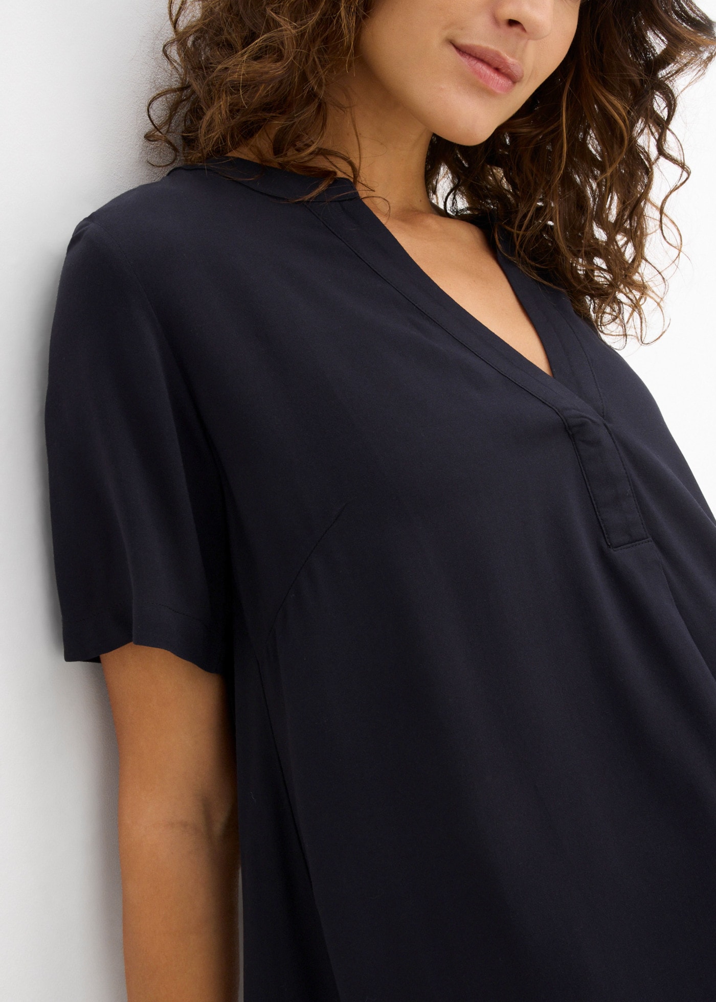 bonprix Tunique longue coupe droite, manches courtes, col henley, en viscose