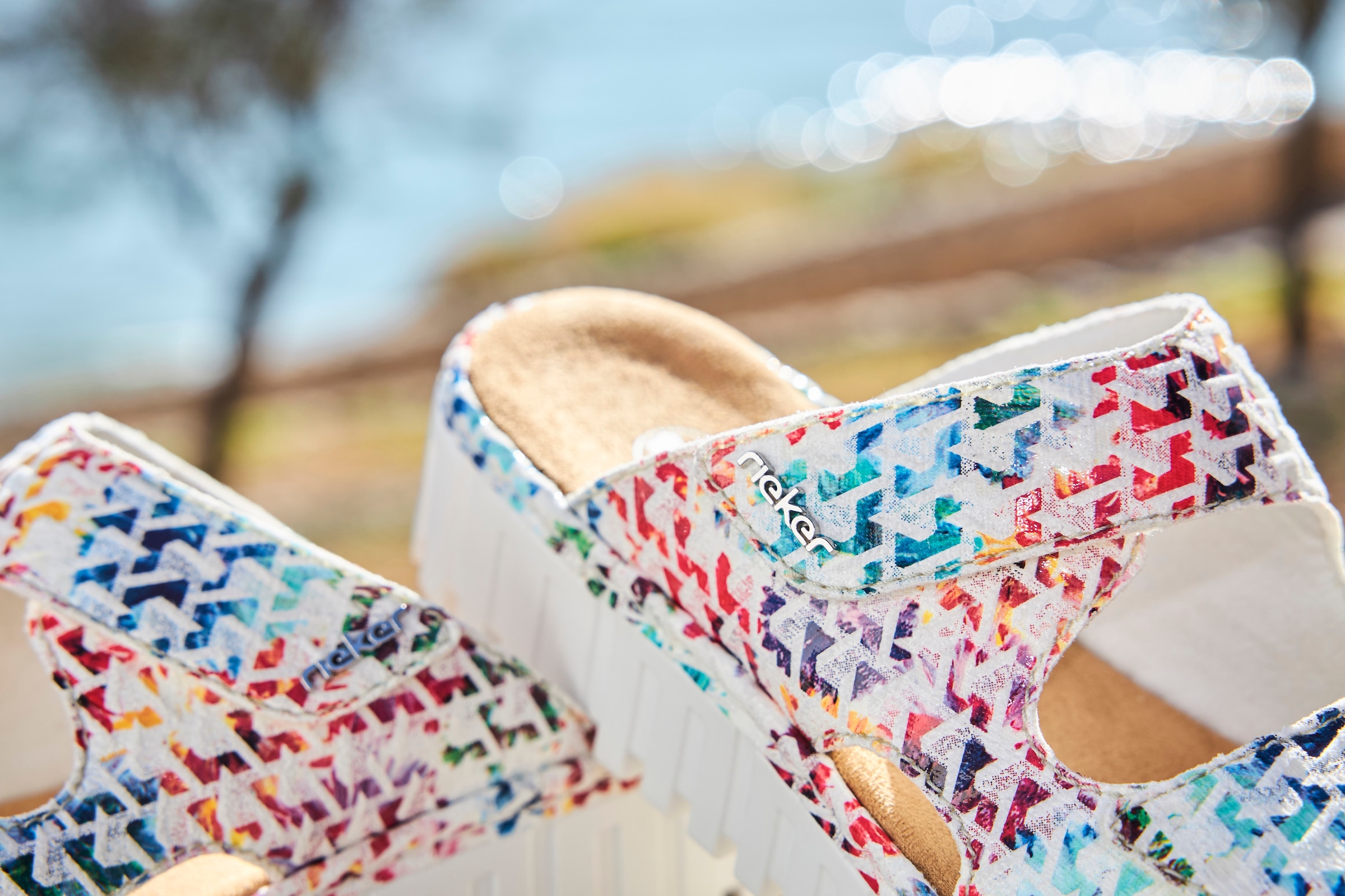 Rieker Pantolette  Sommerschuh, Schlappen, Hausschuh mit modischer Plateausohle