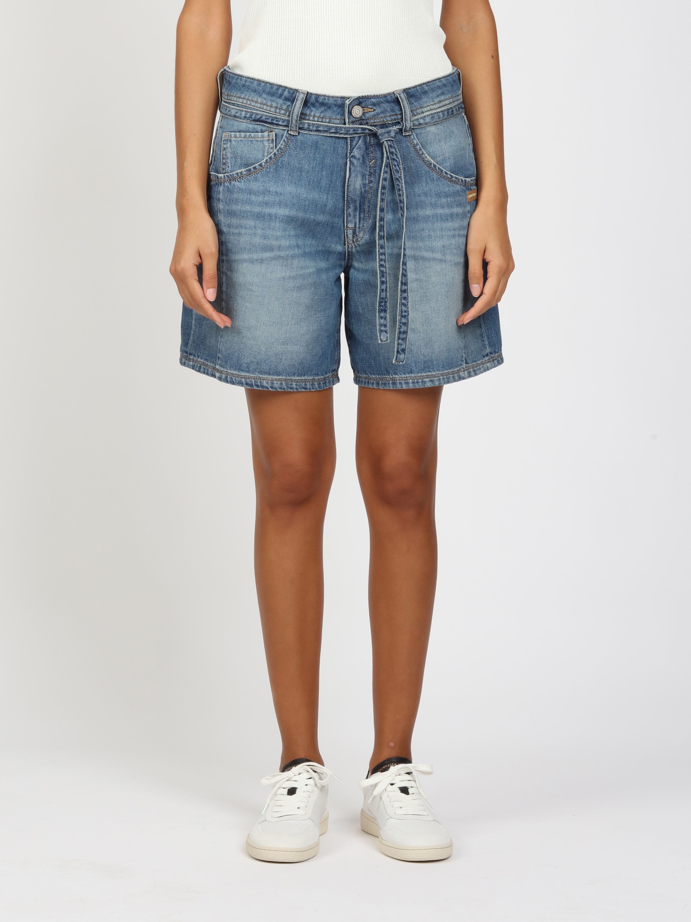 Image of GANG Jeansshorts "94CLAIRE SHORTS" mit Bindegürtel, Baggy Fit