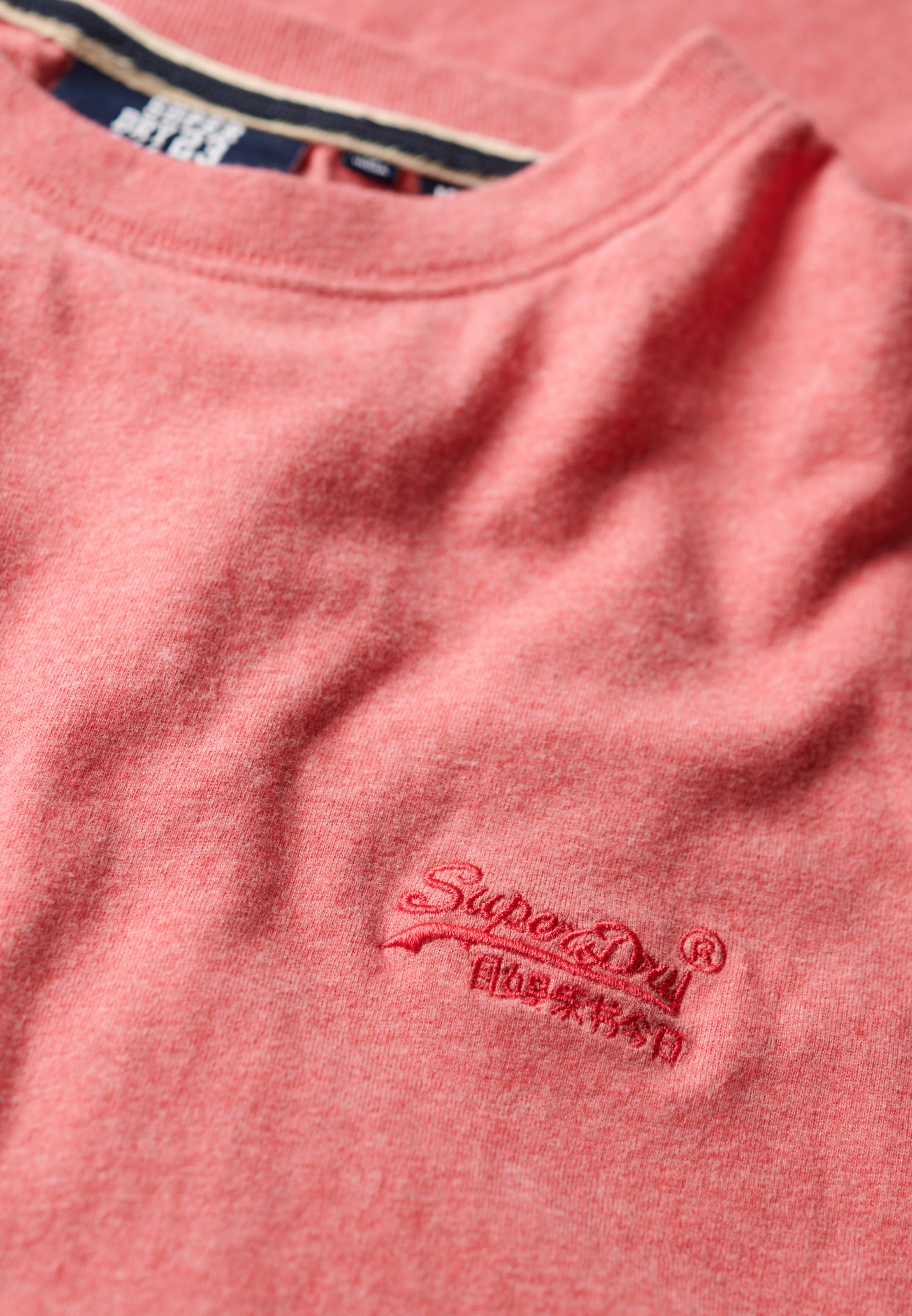 Superdry Rundhalsshirt »ESSENTIAL LOGO EMB TEE« aus Baumwolle und Single Jersey, Slim Fit, Kurzarm, hüftlang