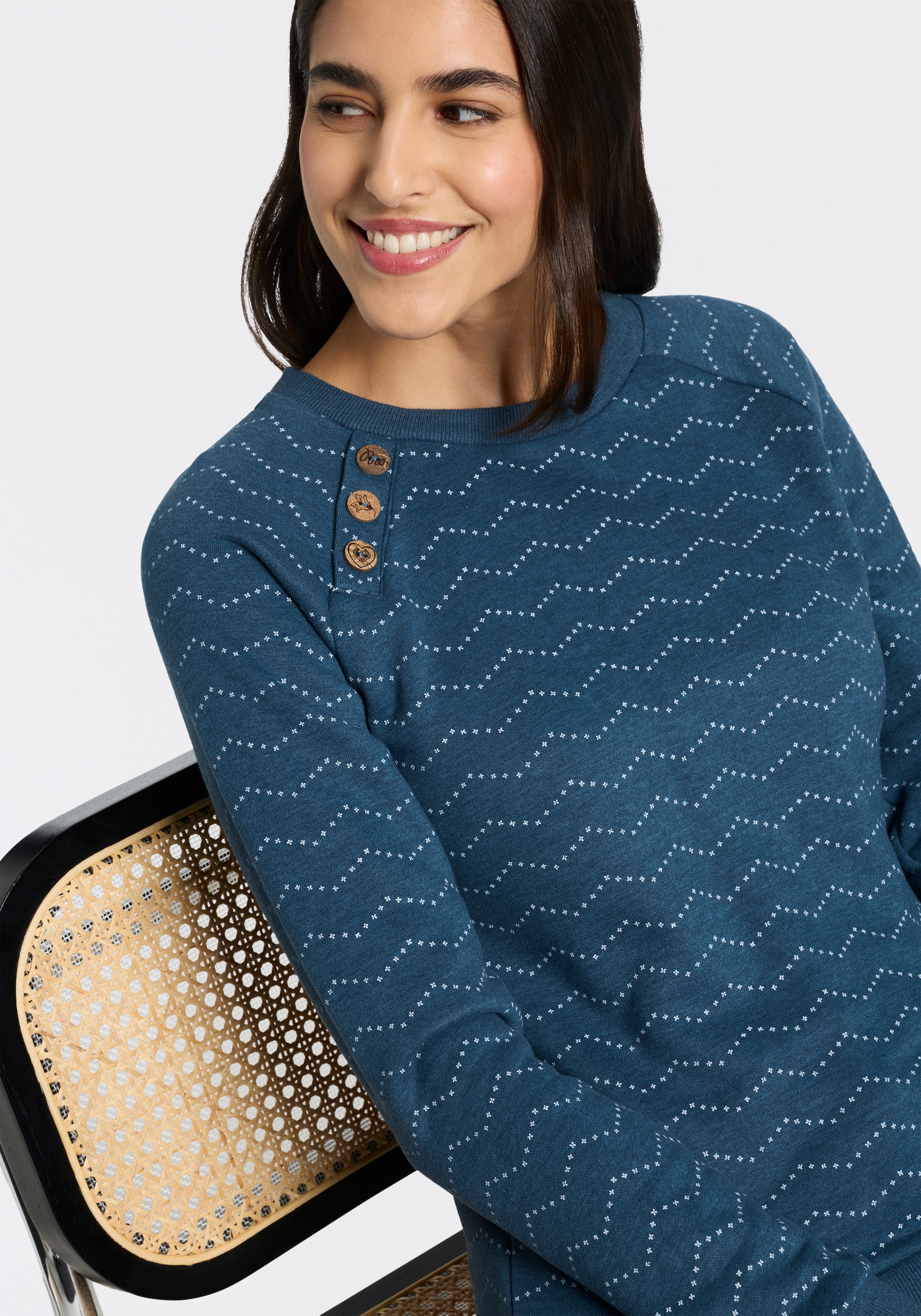 Ragwear Sweat-shirt »DARIA ZIG ZAG O«, mit Zierknöpfen am Ausschnitt
