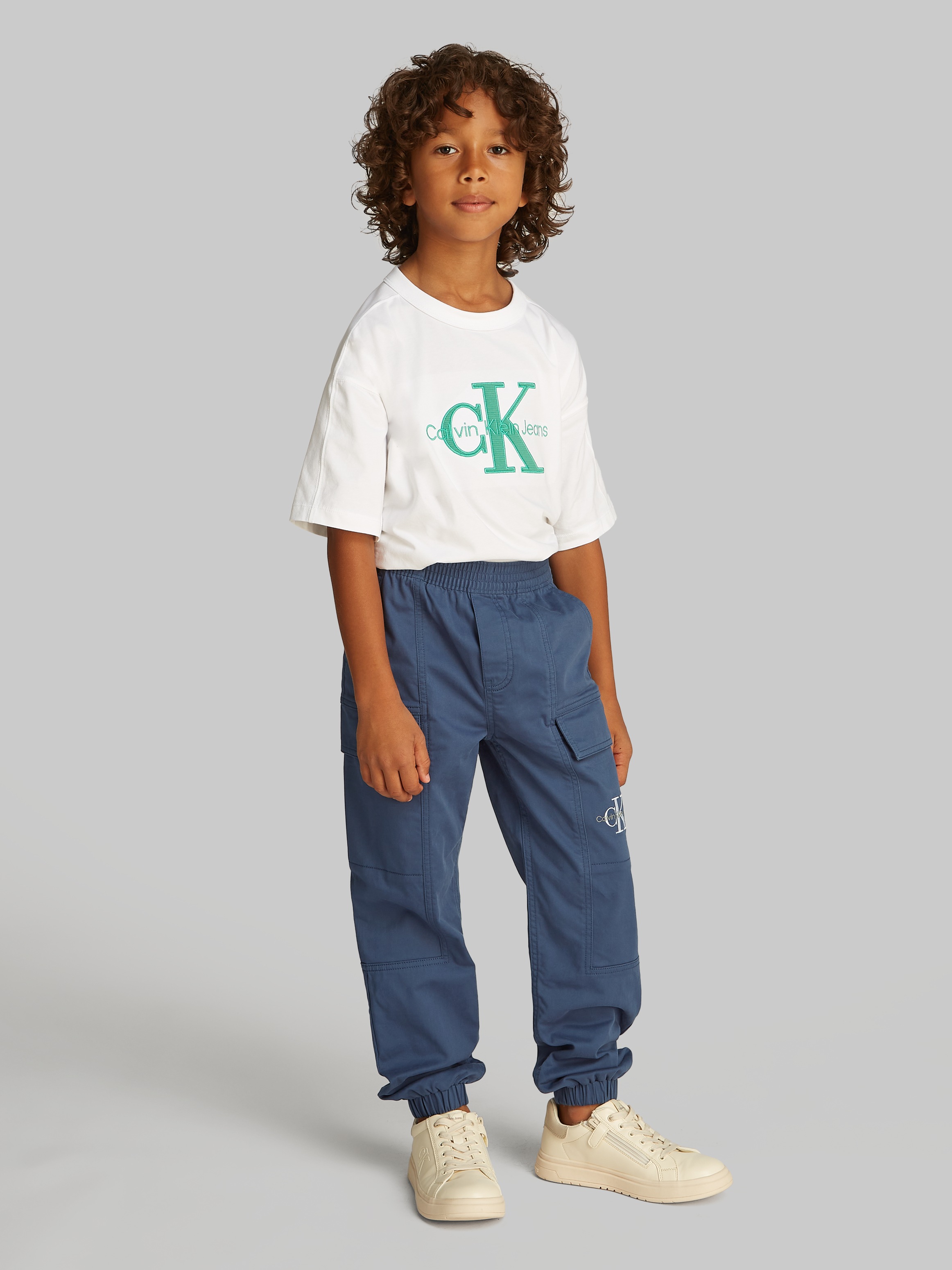 Image of Calvin Klein Sweathose "ESSENTIAL WOVEN CARGO PANTS" für Kinder bis 16 Jahre mit Logo-Print