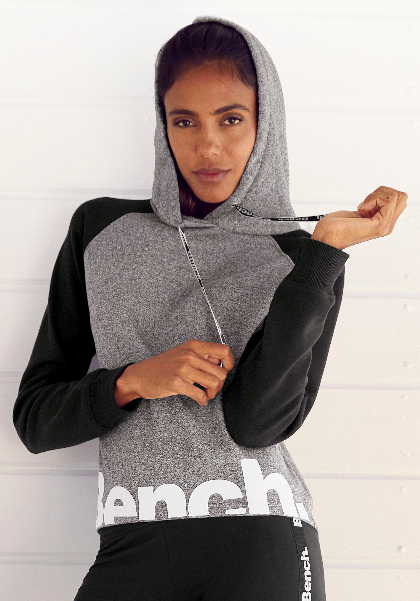Image of Bench. Loungewear Kapuzensweatshirt, mit farblich abgesetzten Ärmeln und Logodruck, Loungeanzug, Hoodie