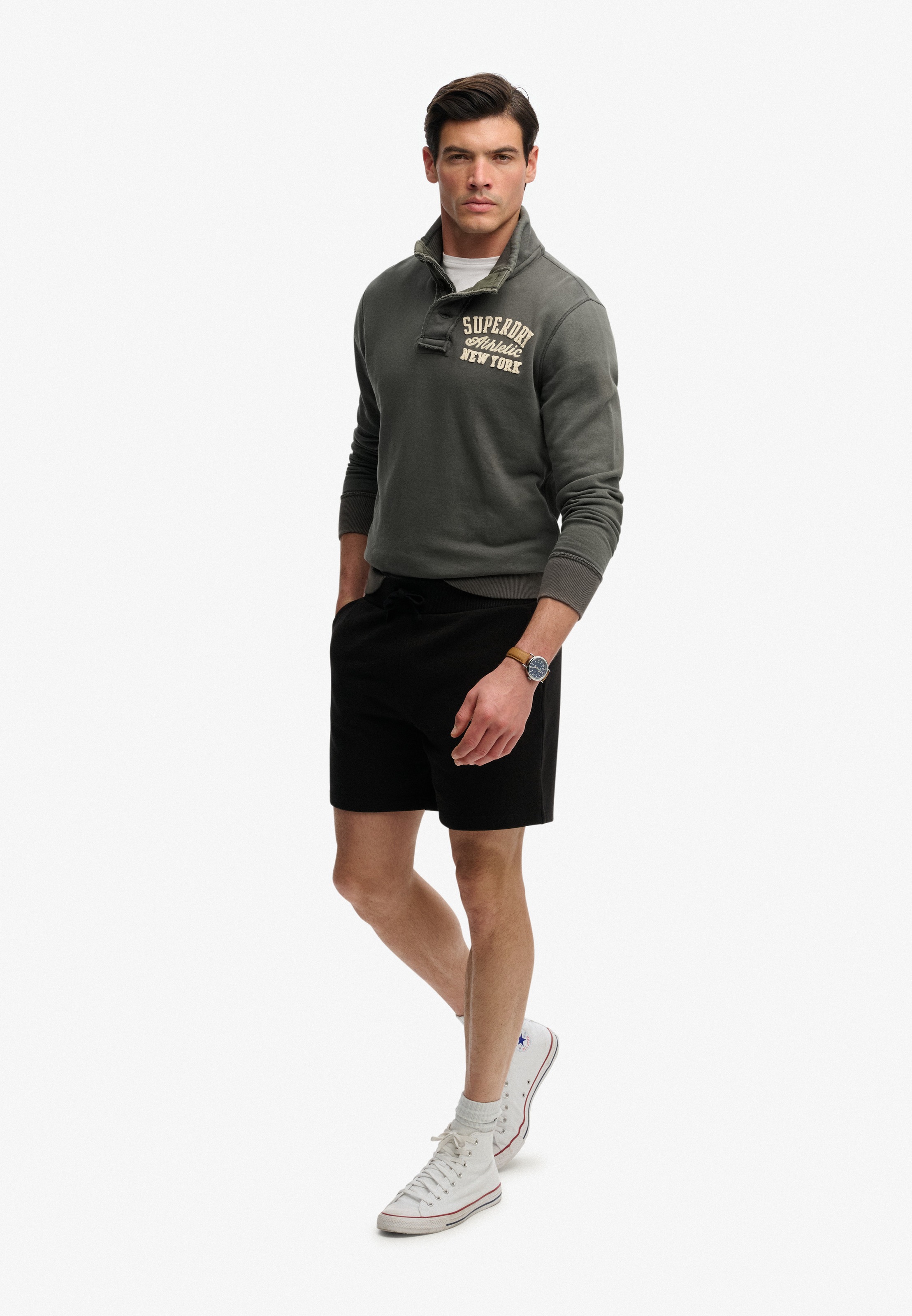 Superdry Sweatshorts »ESSENTIAL LOGO CLASSIC SHORT«  coupe décontractée, avec élastique, longueur genoux, uni