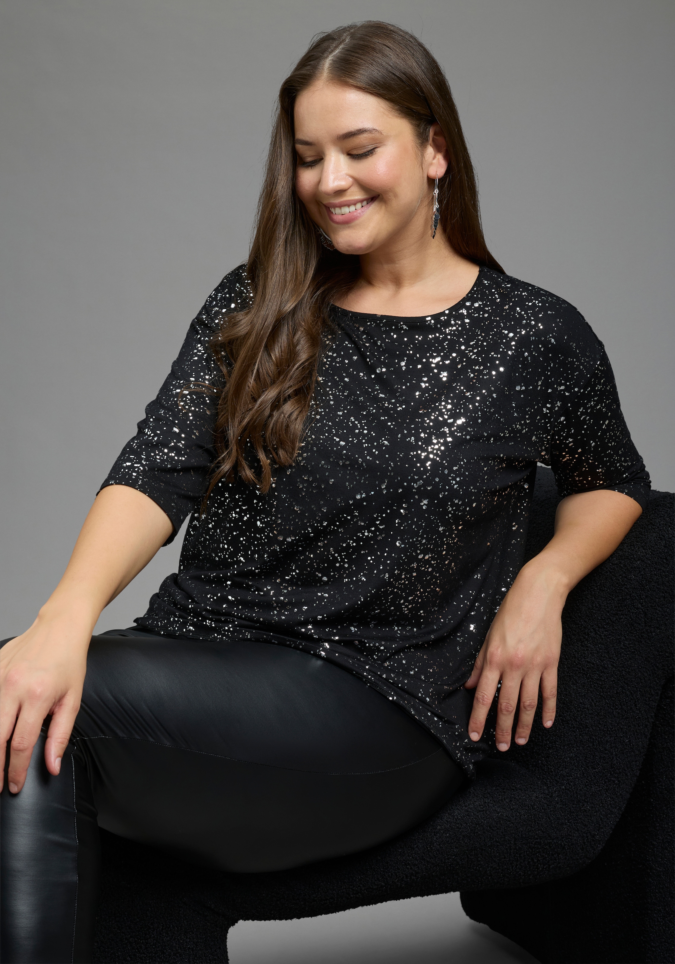 Image of Laura Scott CURVE 3/4-Arm-Shirt "Grosse Grössen" mit Folienprint, in figurumspielender Passform, hüftbedeckende Länge