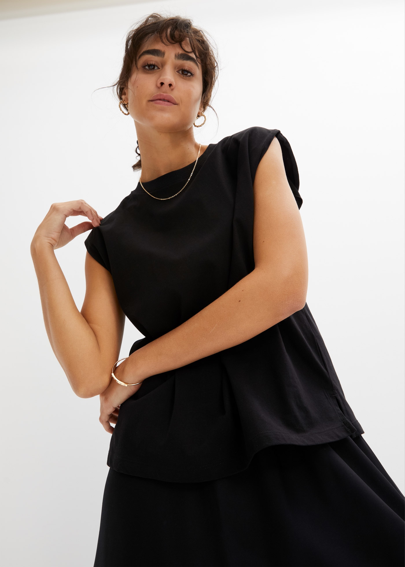 bonprix T-shirt oversize lässiger Oversize-Schnitt, verstärkte Schulter, ärmellos