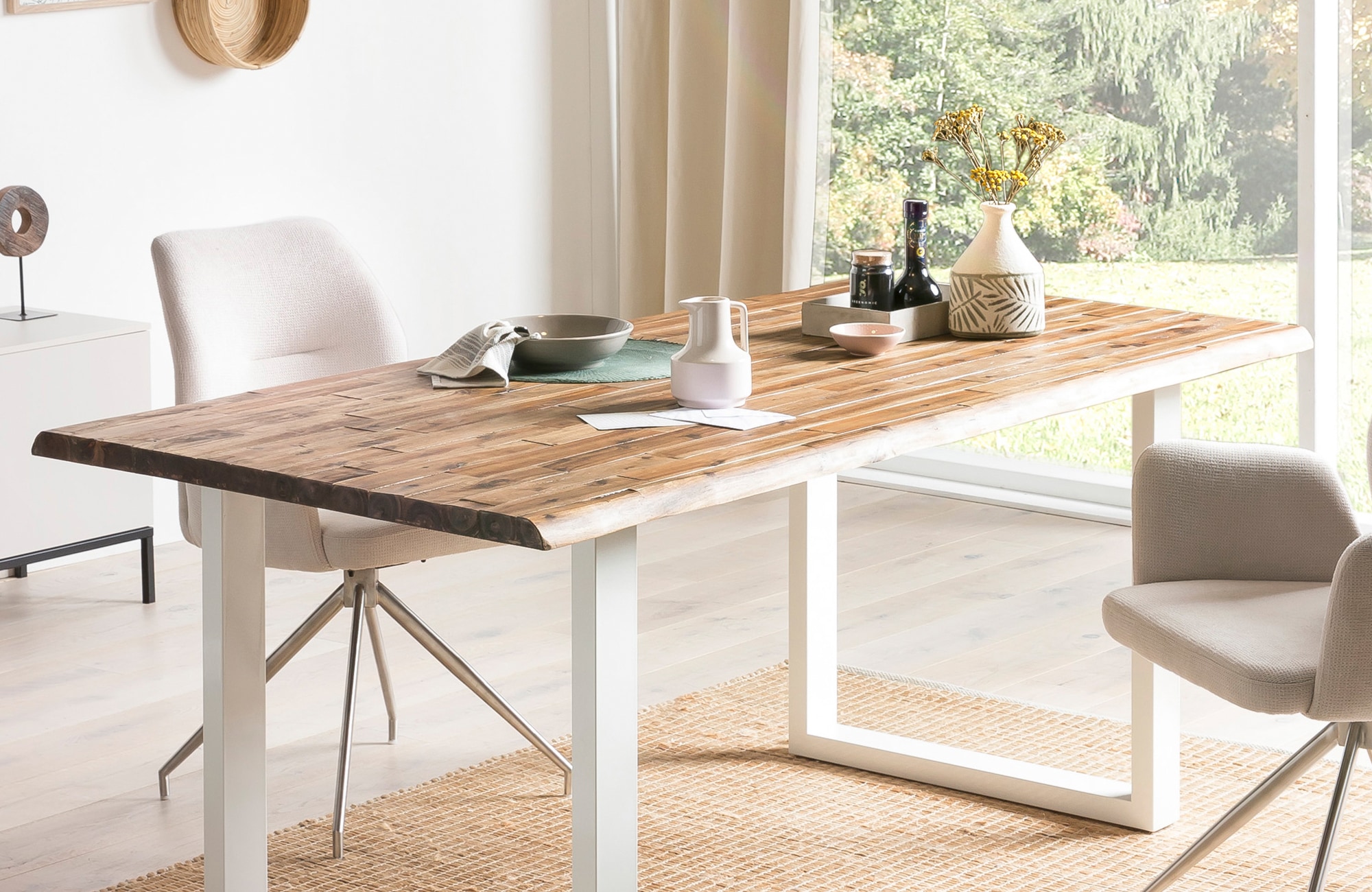 SalesFever Essgruppe »Designstarke Essgruppe«, (Set, 5 tlg.), Tischplatte mit rauer Balken-Oberfläche, Rücken mit Rautensteppung
