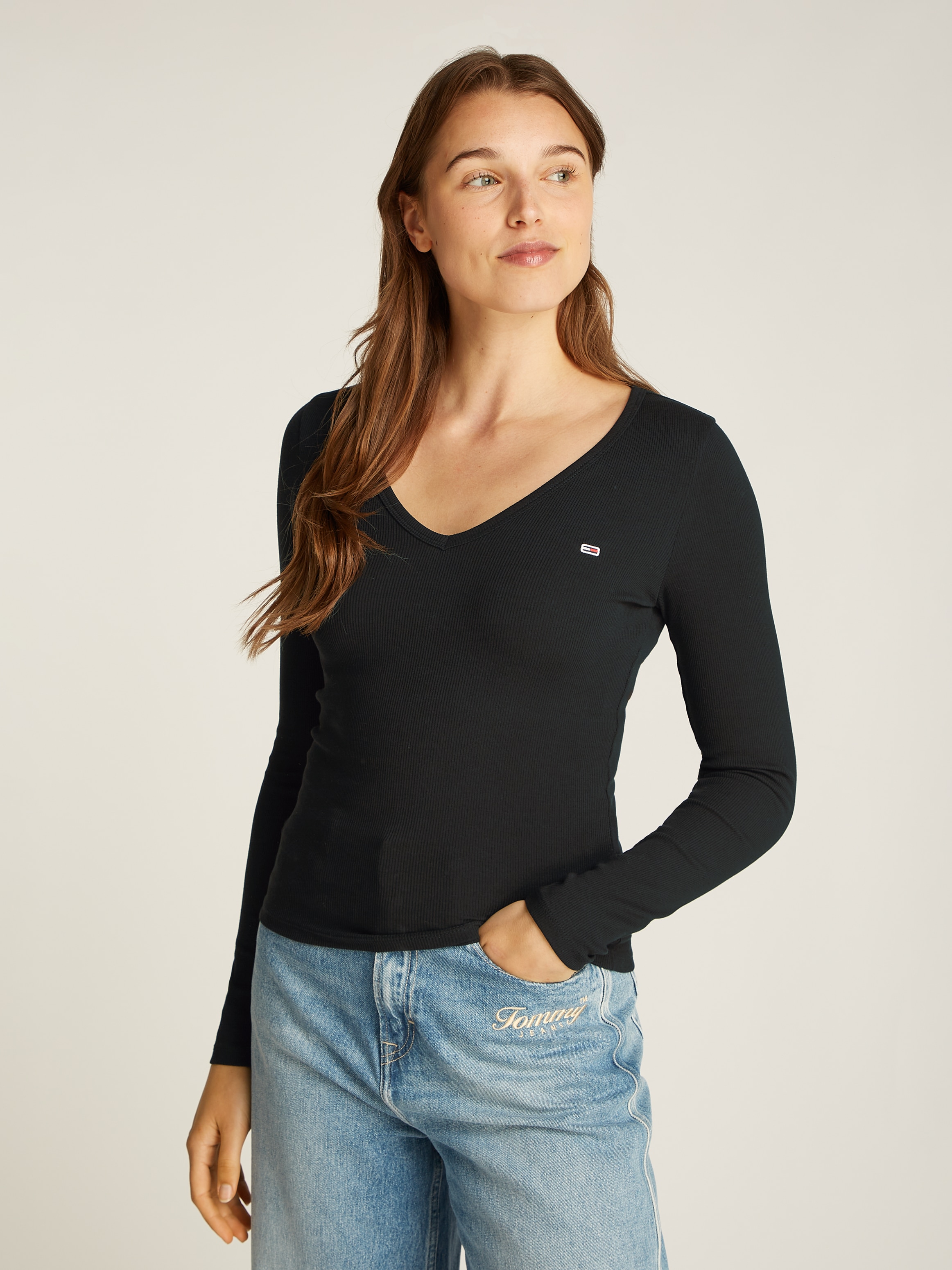 Langarmshirt »TJW SLIM ESSENTIAL RIB V LS«, mit Logostickerei