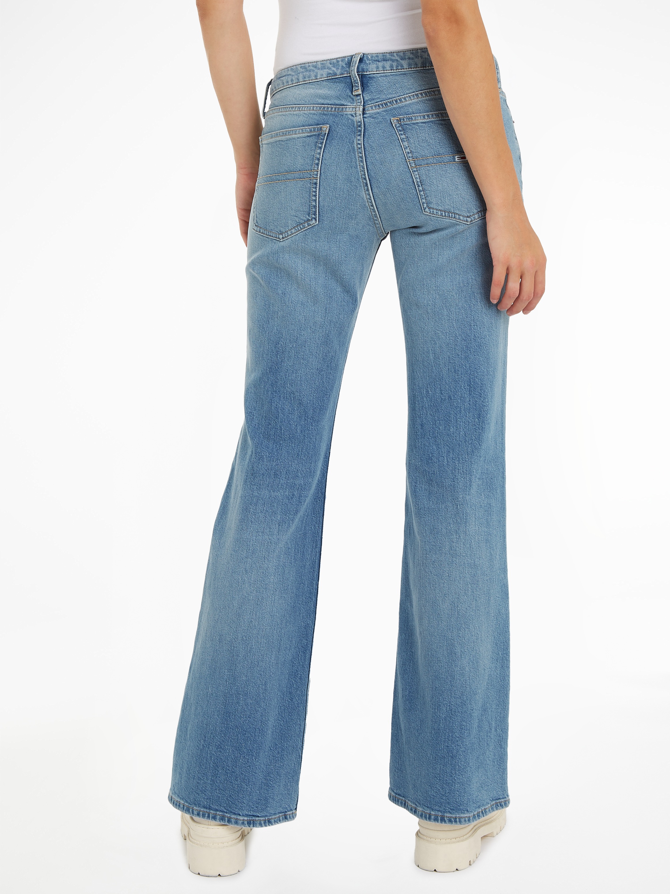 Tommy Jeans Bequeme Jeans »Sophie Low Wais Flare Wide«, mit Ledermarkenlabel