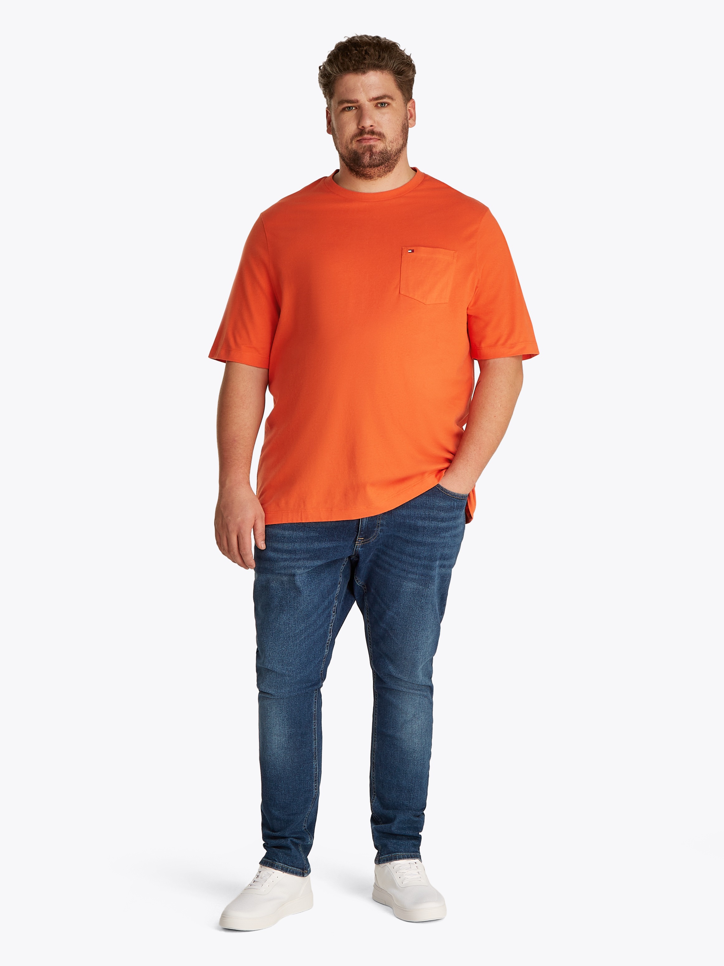 Tommy Hilfiger Big & Tall Rundhalsshirt »BT-ESSENTIAL SOLID POCKET TEE-B«, in Grosse Grössen, Logostickerei