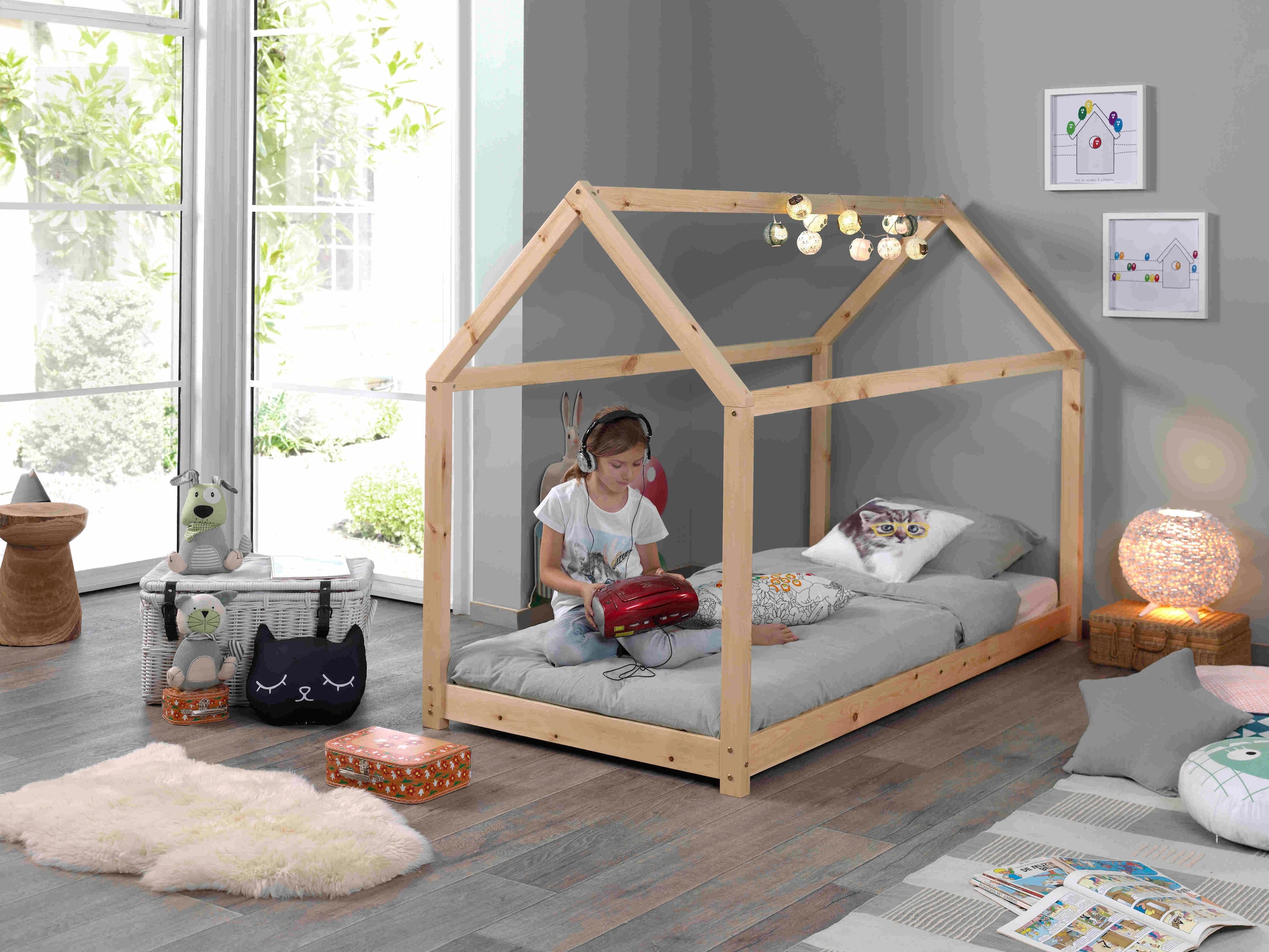 Vipack Kinderbett »Cabane, Kiefer massiv, Made in Europe, inklusive Rolllattenrost«, (B/H/T ca. 206x143x98cm, wahlweise in 2 Farben und 2 Grössen erhältlich), Bodenfreiheit ca. 2,5 cm zur besseren Belüftung, stabil gebaut