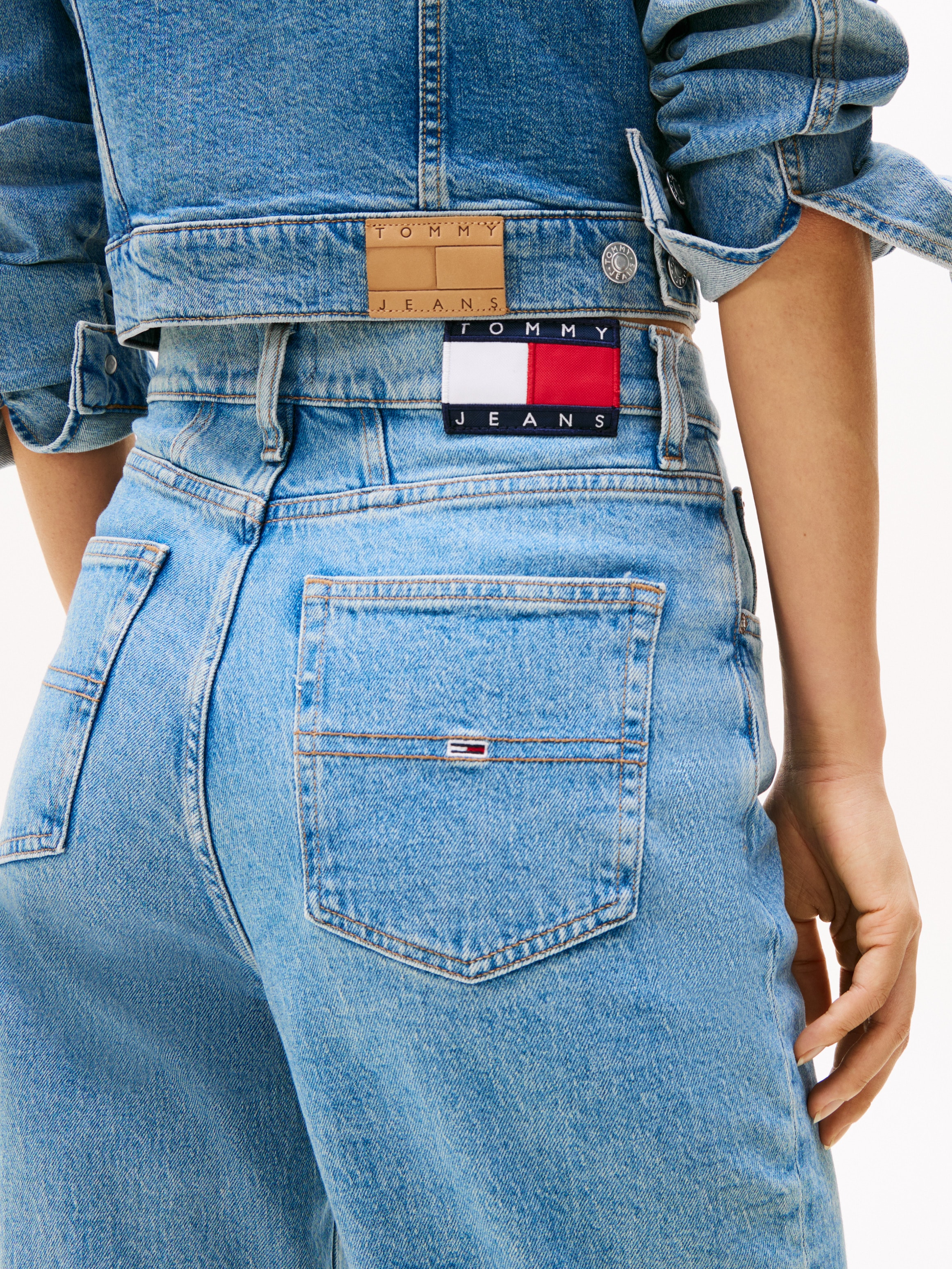 Tommy Jeans Tapered-fit-Jeans »High waist - Mom-Jeans Tapered«, Mit Tommy Hilfiger Logo-Flag auf der Gesässtasche