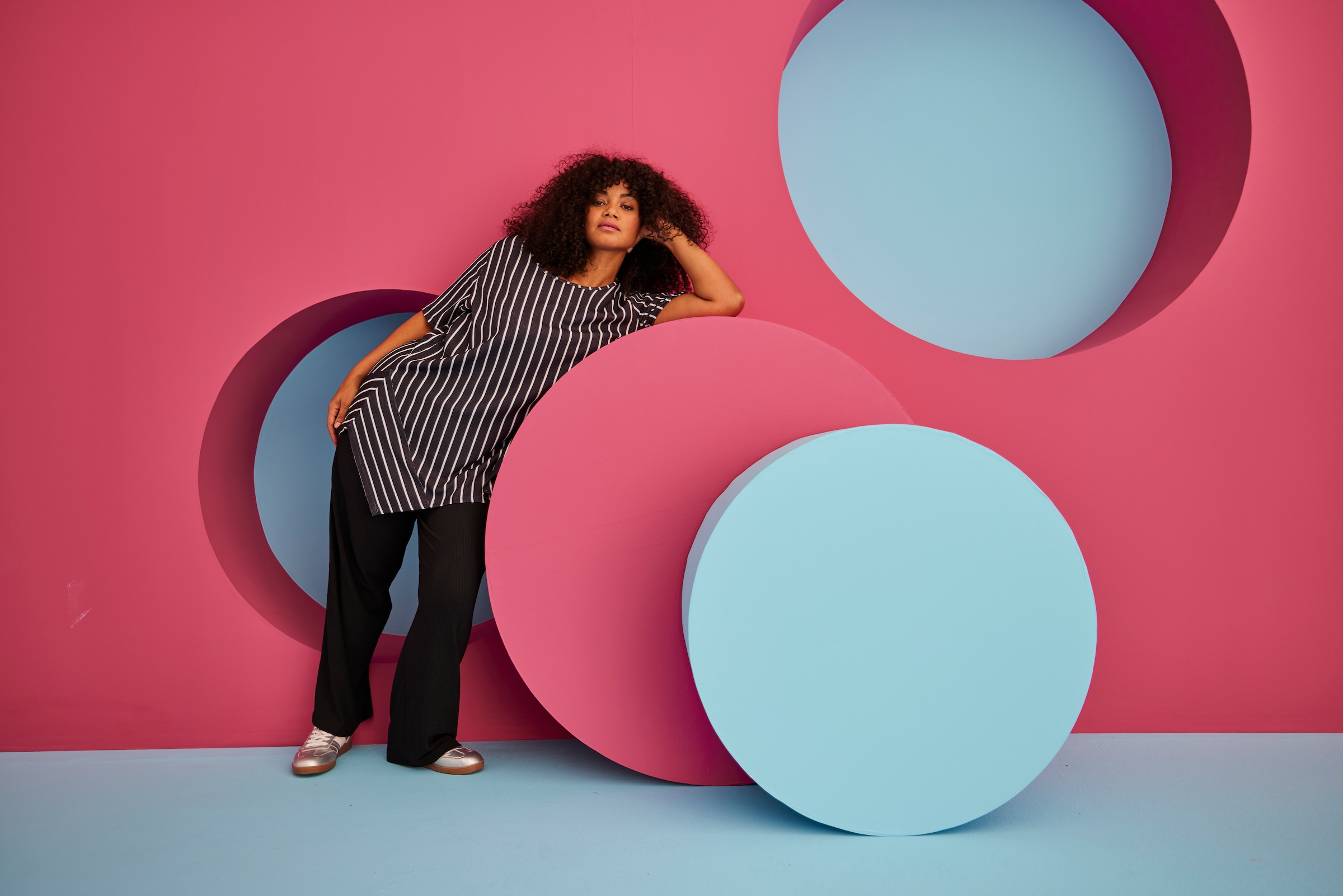 Aniston PLUS Blusenshirt, mit dezenter Streifenlook Struktur