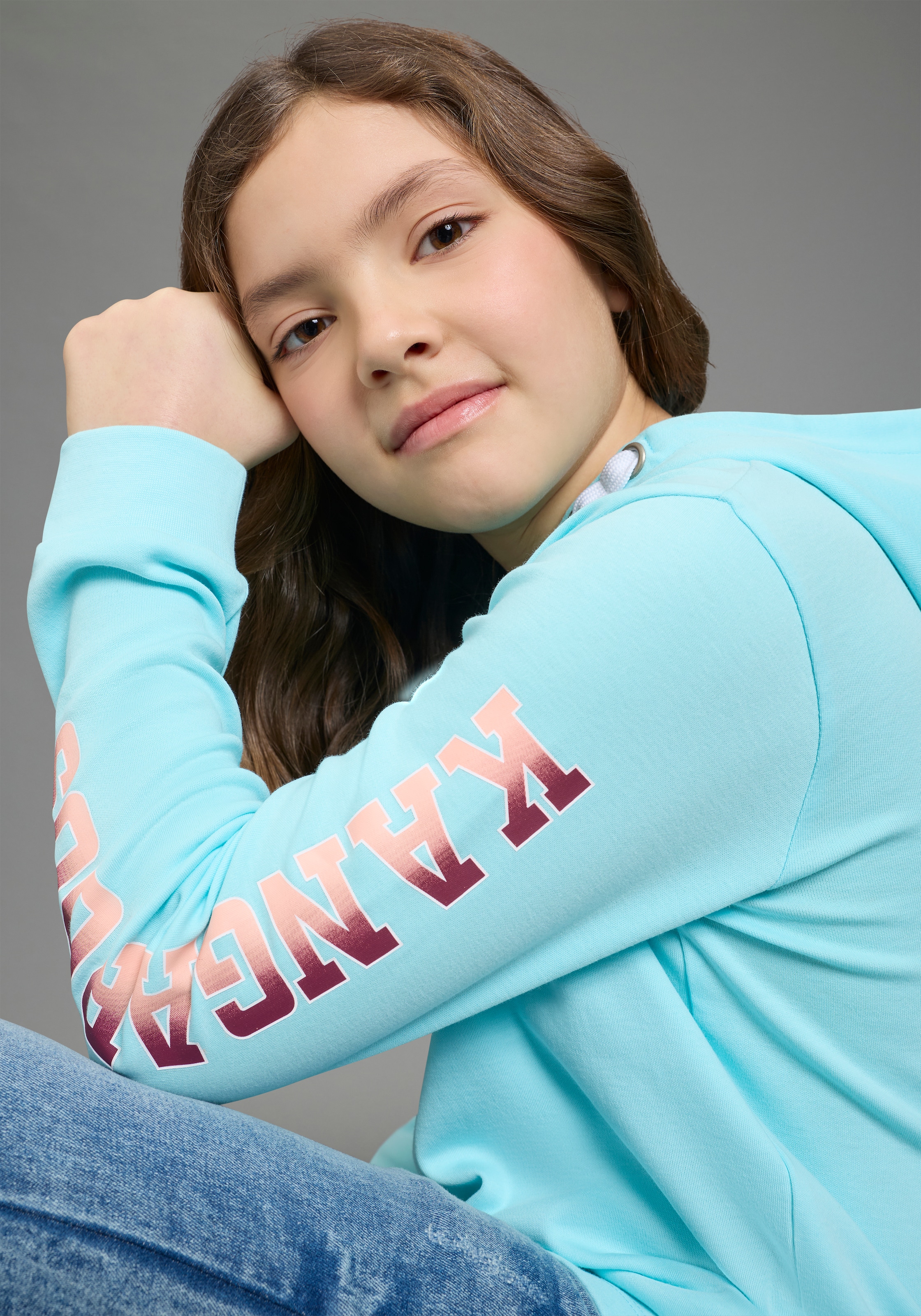 KangaROOS Langarmshirt »Kangaroos Kapuzenshirt mit Ärmeldruck« gerade Passform,  bedrucktes Design,  mit Kapuze,  aus 100% Baumwolle