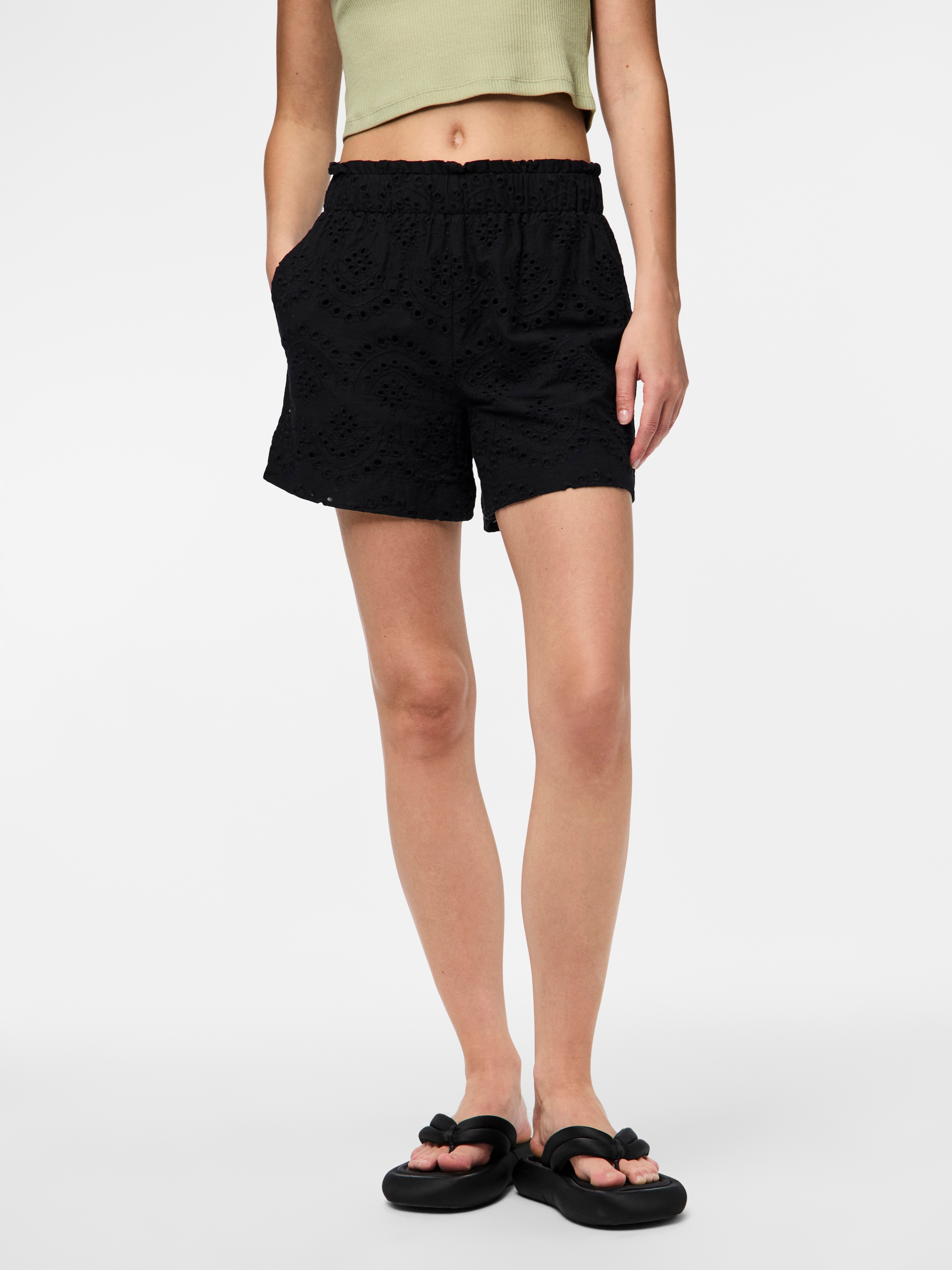 Image of pieces Shorts "PCVILDE MW SHORTS WVN NOOS" mit Lochstickerei