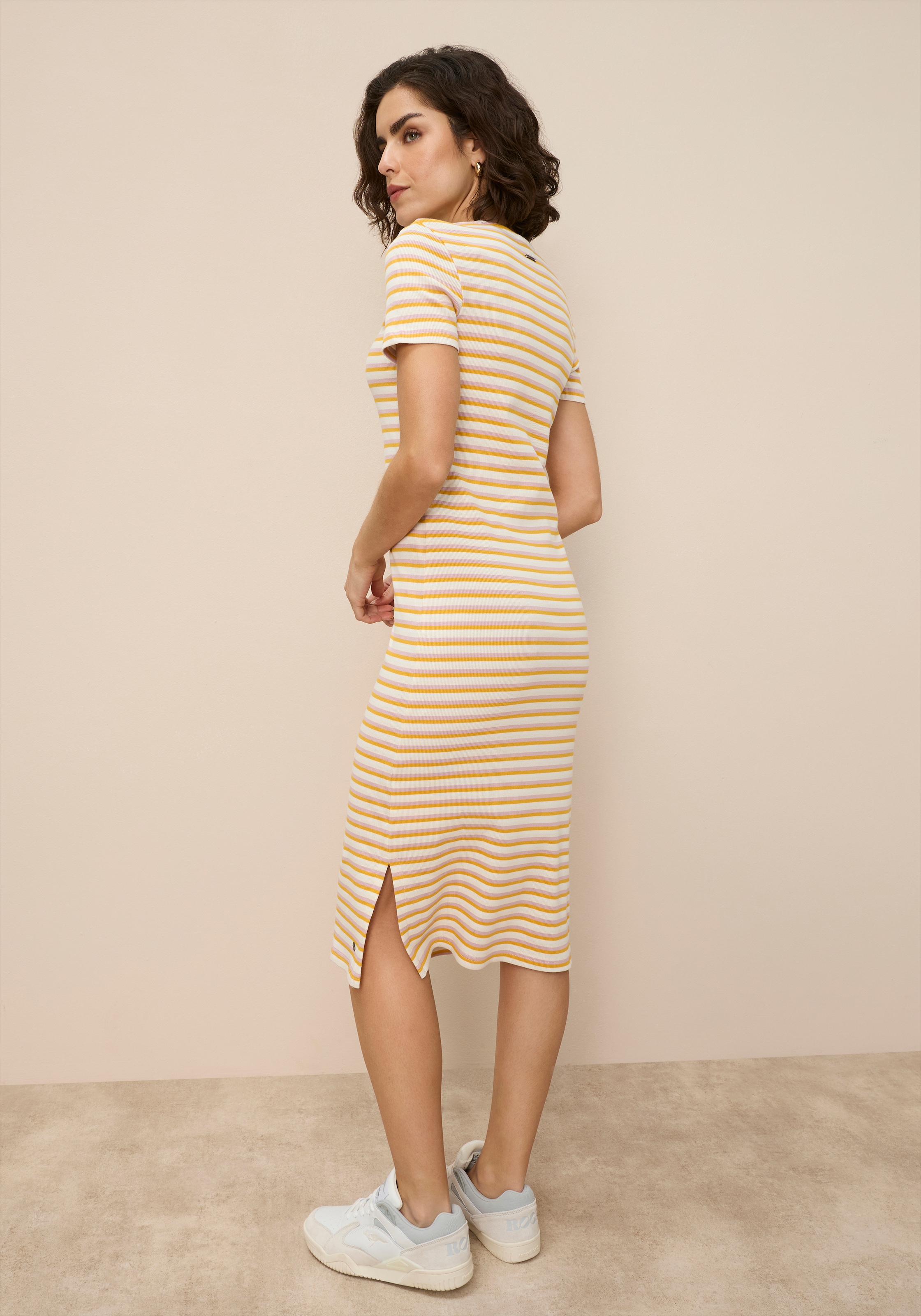 KangaROOS Robe midi Midikleid, figurbetonte Passform, Kurzarm, mit Schlitz am Saum