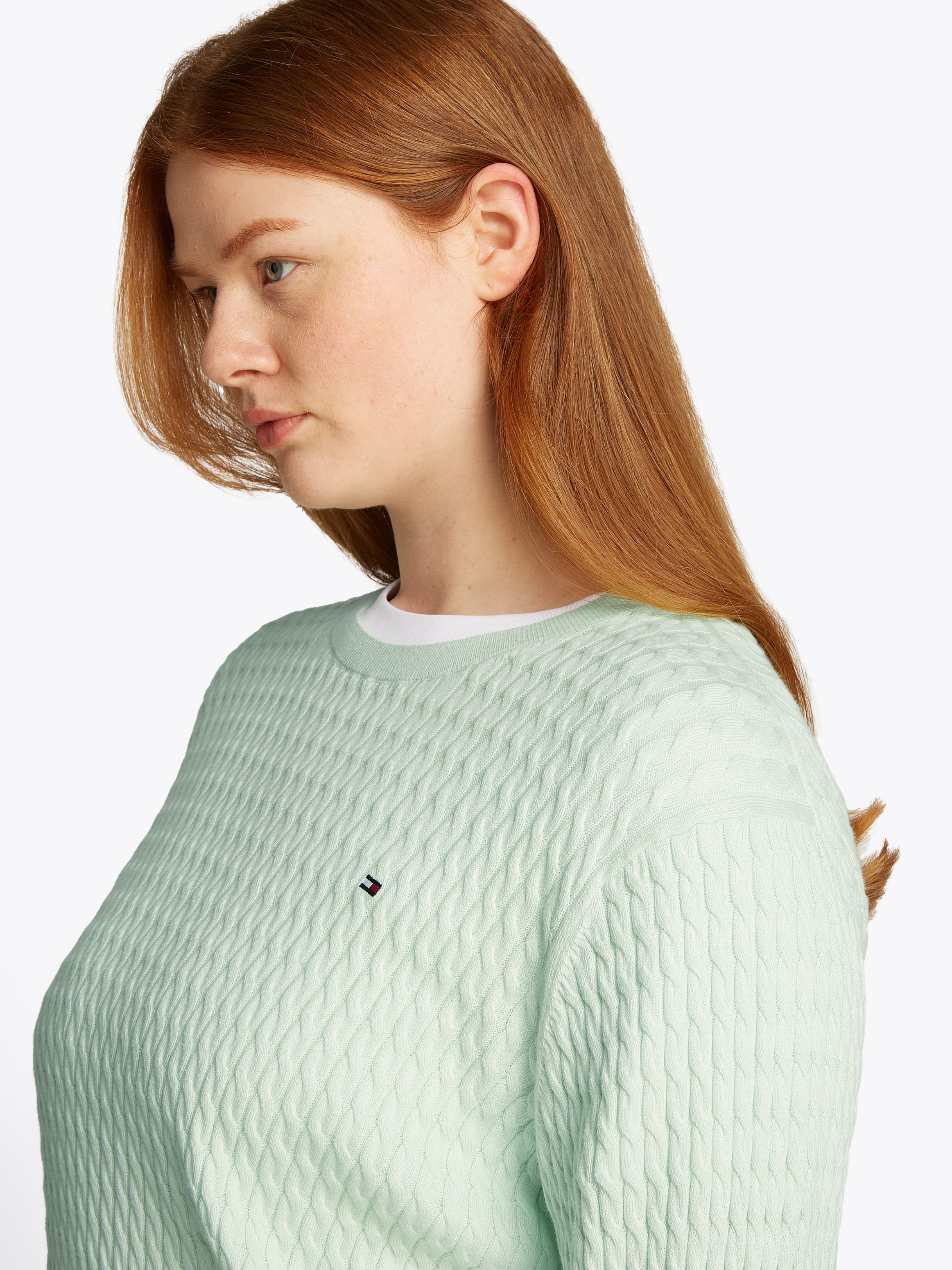 Tommy Hilfiger Curve Rundhalspullover »CRV CO CABLE C-NK LS SWEATER«, in Grossen Grössen, Zopfmuster, Logostickerei