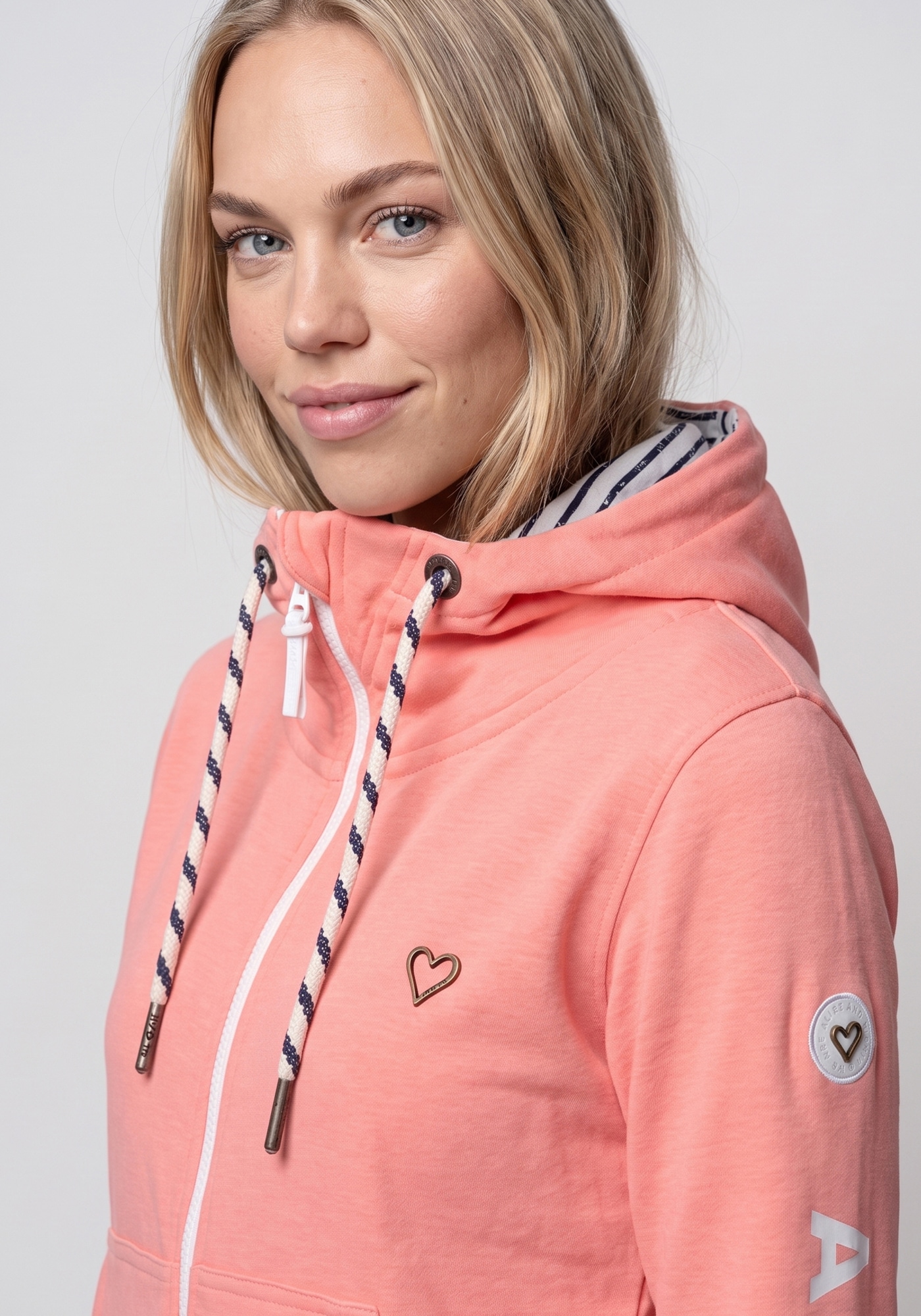 Alife & Kickin 1100000002199 »JessyAK A« leichte Kapuzensweatjackemit Logo-Schriftzug auf den Ärmeln